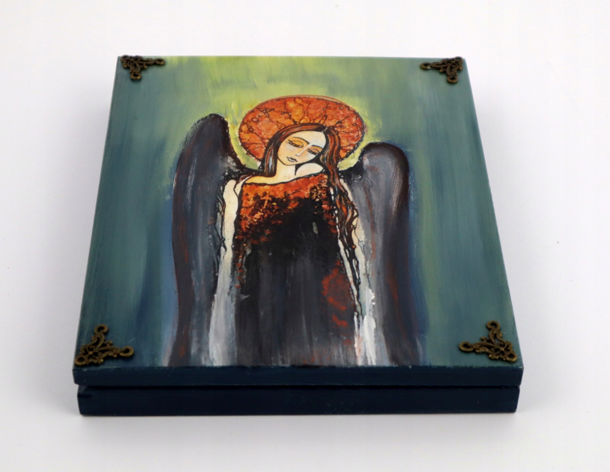 dřevěná krabička s andělem, tmavě modrá, uzavíratelná na magnet, rohy