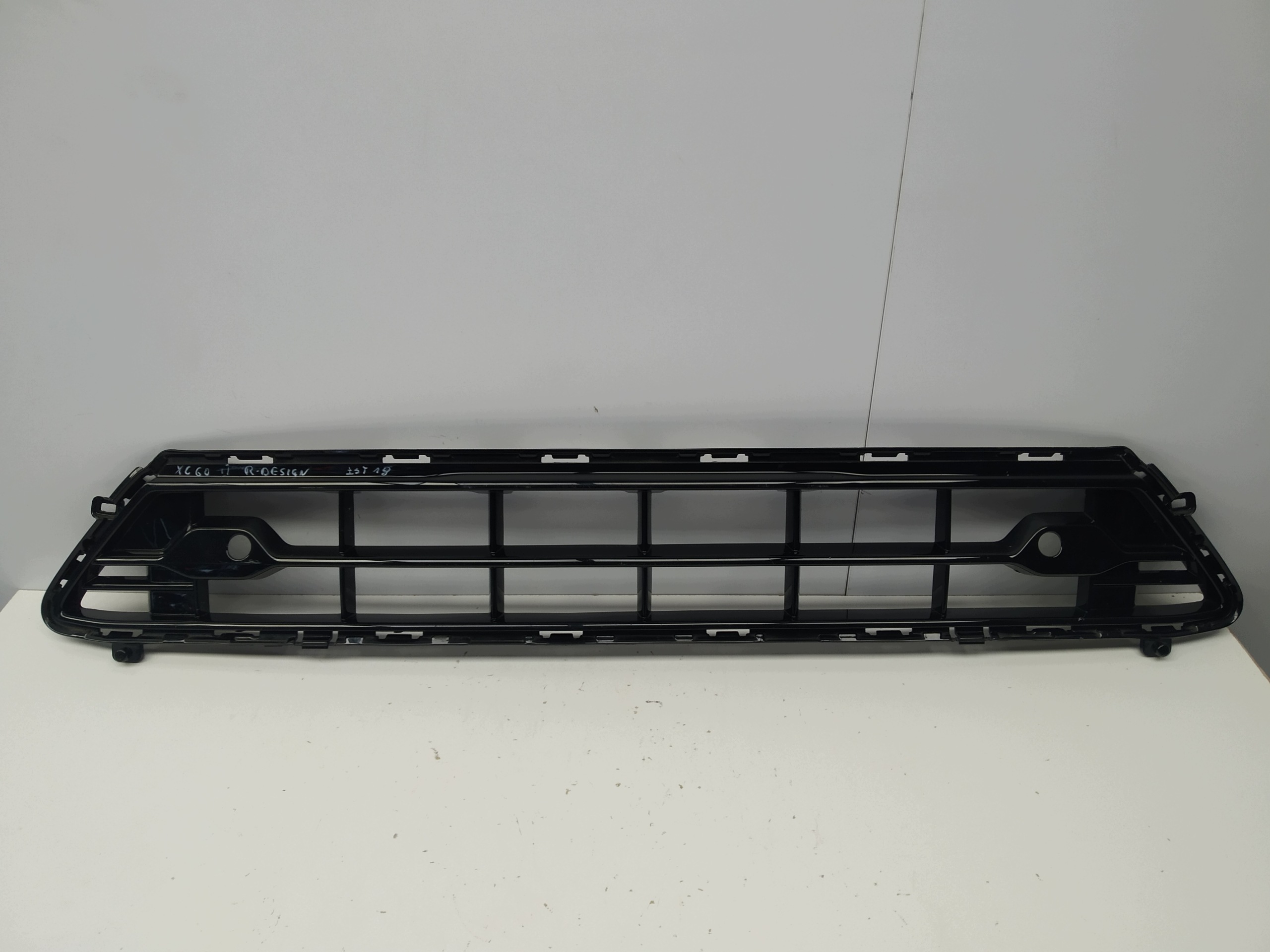 2017r + Volvo Xc60 II R design grid central w bumper front 32296071