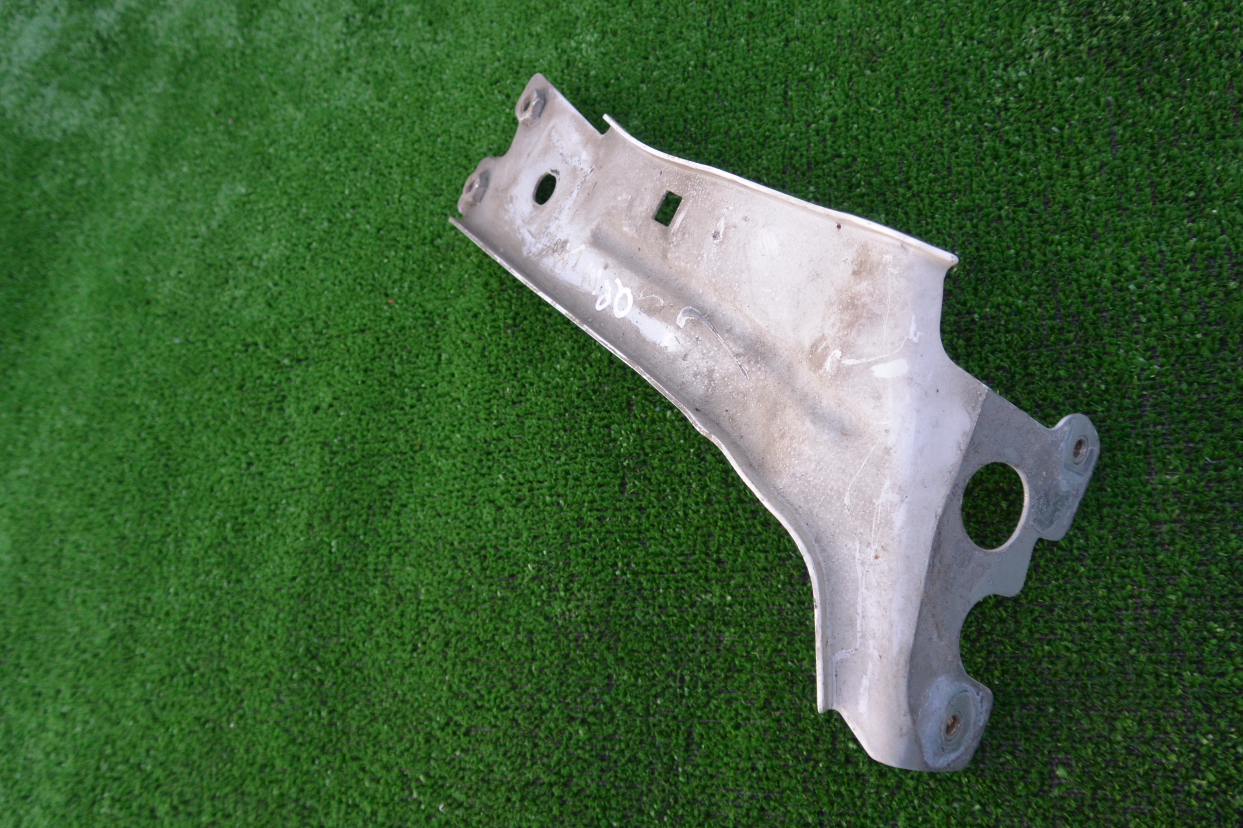 console bracket of a fender left front MASERATI QUATTROPORTE