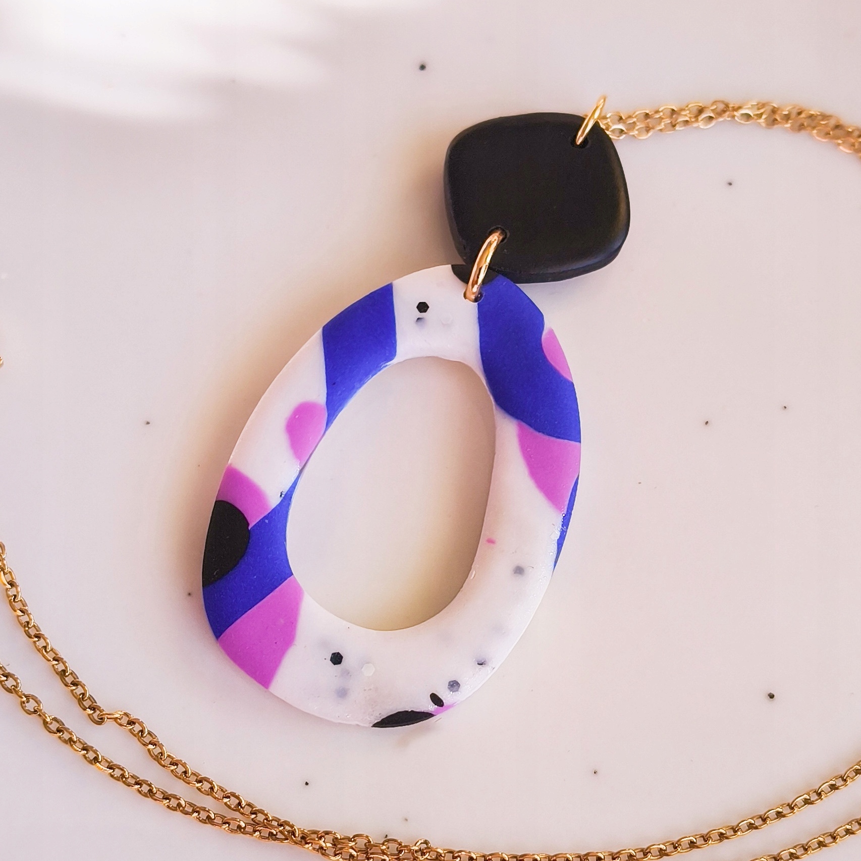 Náhrdelník inspirovaný moderním uměním, elegantní barevné šperky