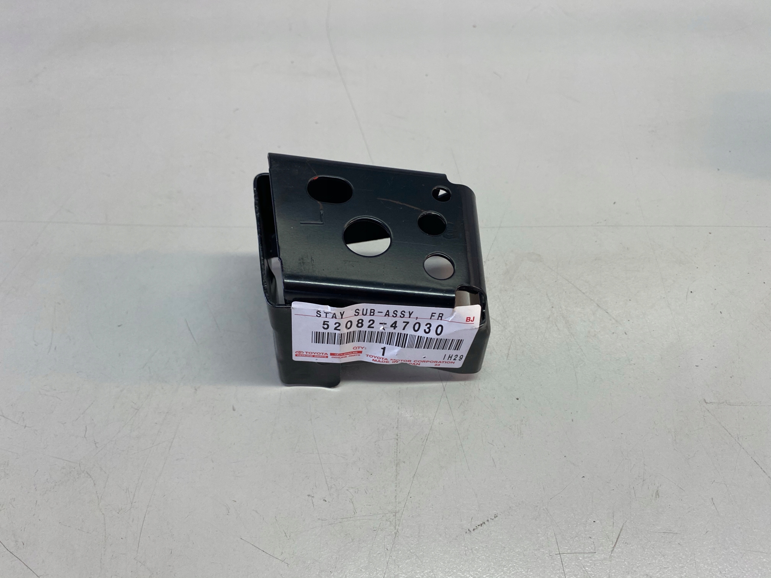 TOYOTA PRIUS III 09 кронштейн ремня перед верхний левый 52082-47030