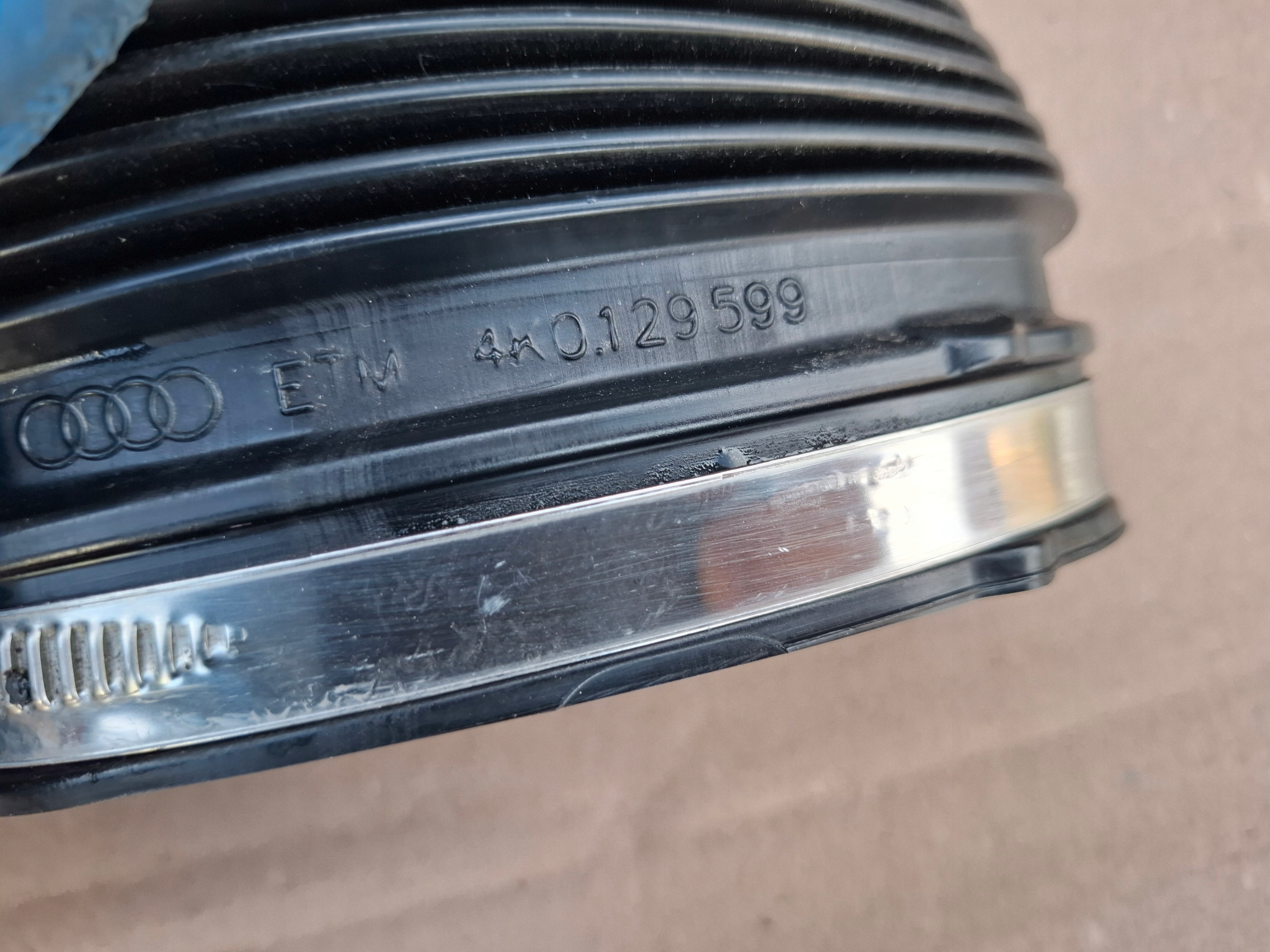 suction pipe left do of a filter, air AUDI RS6 RS7 C8 23r 4K0129599