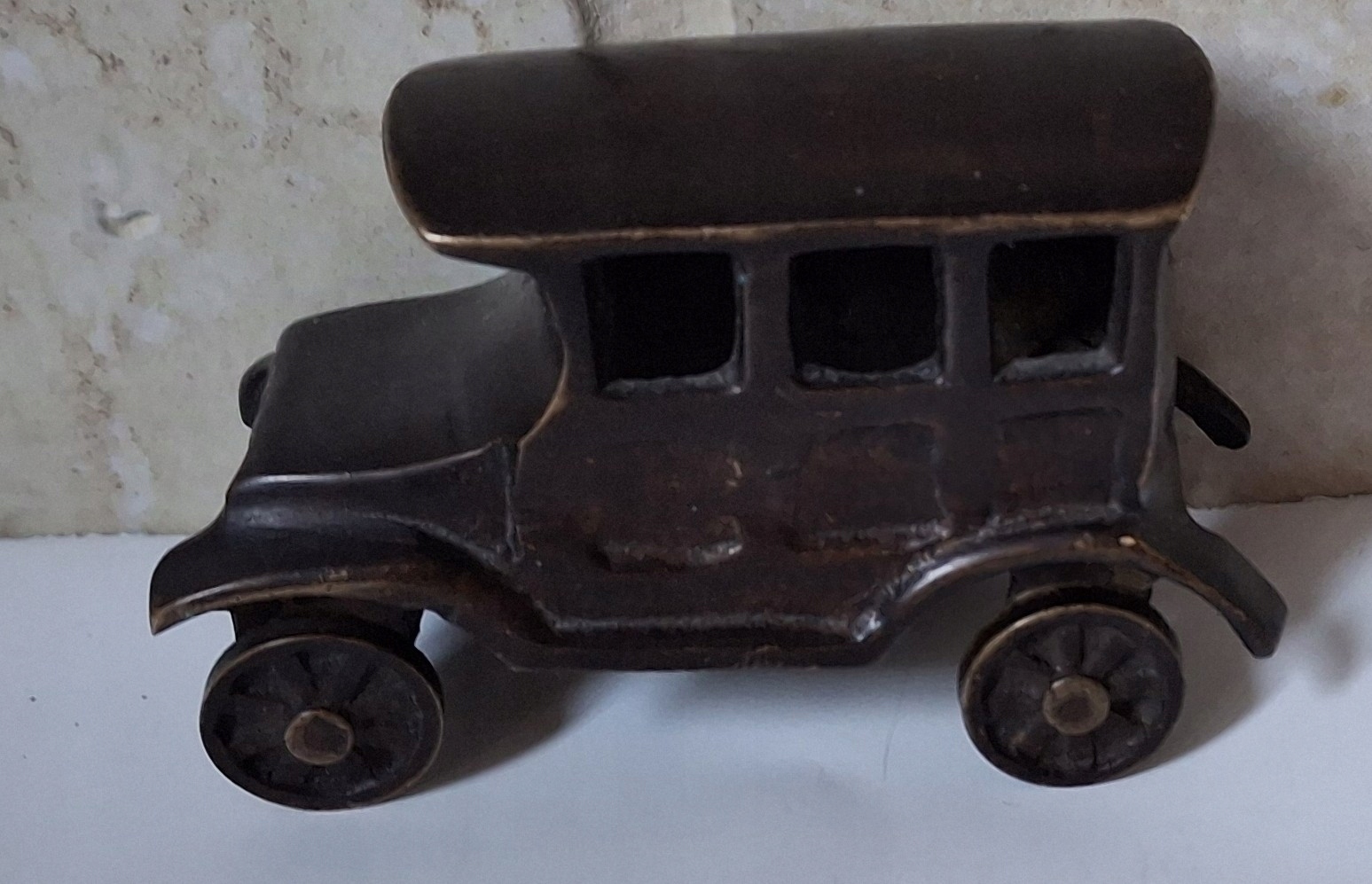 DAWNY SAMOCHÓD -FIGURKA Z MOSIĄDZU