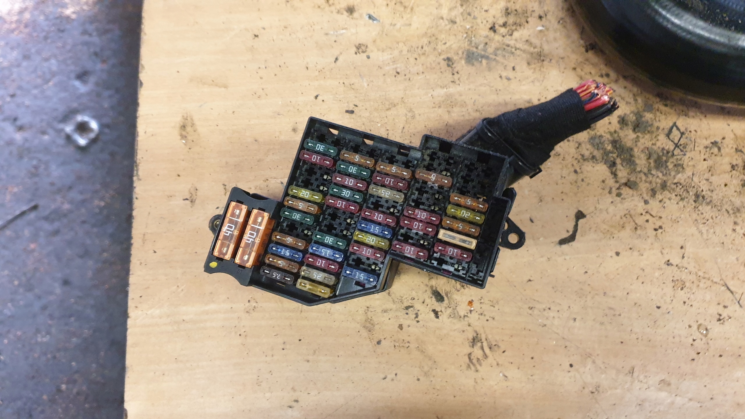 VW TOUAREG 7L SKRZYNKA BEZPIECZNIKÓW 5.0 TDI