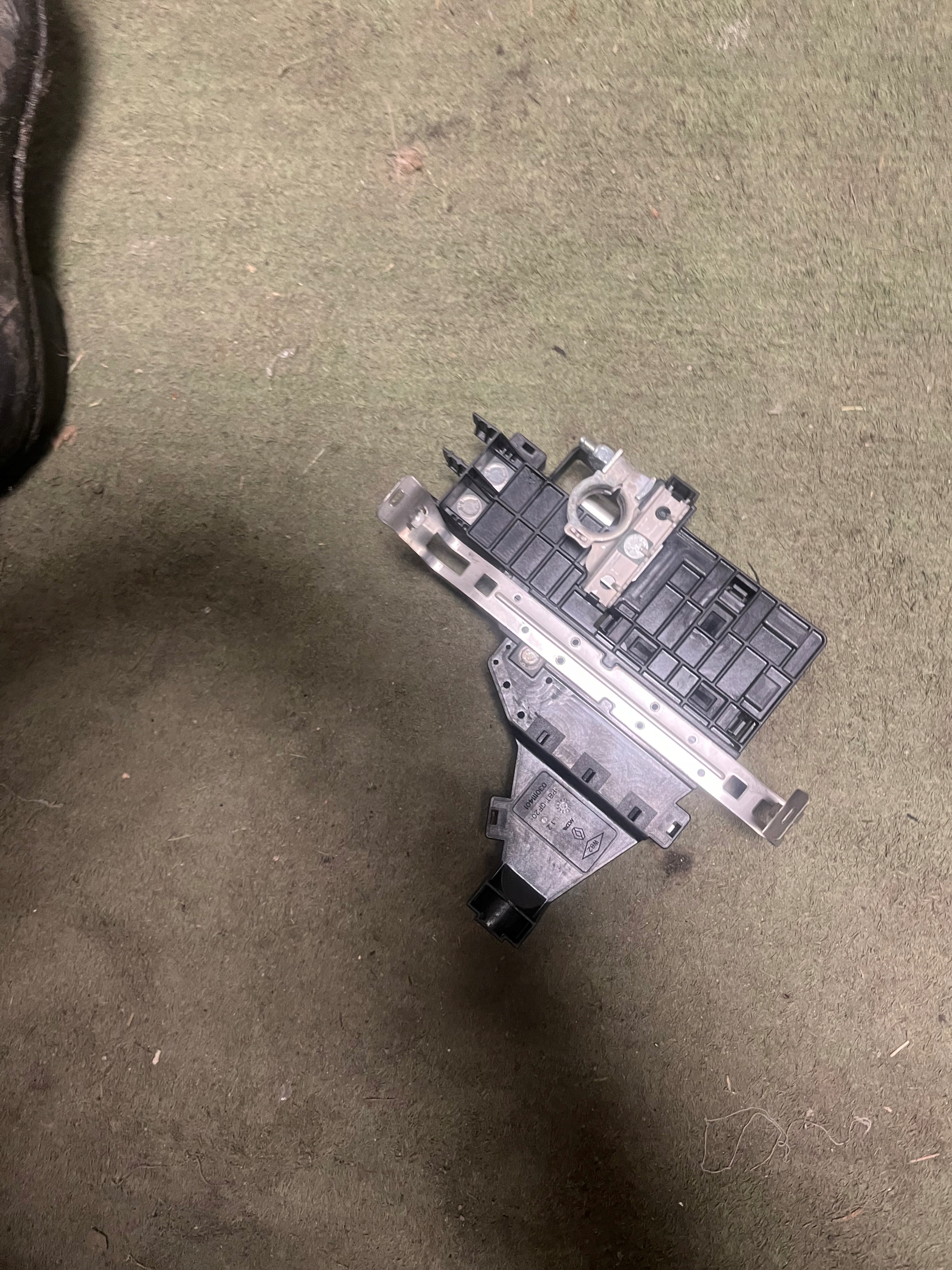 Klema plusowa bezpiecznik Duster II 241148233R Typ samochodu Samochody osobowe