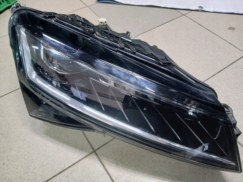 REFLEKTOR destra SKODA SUPERB III LIFT led