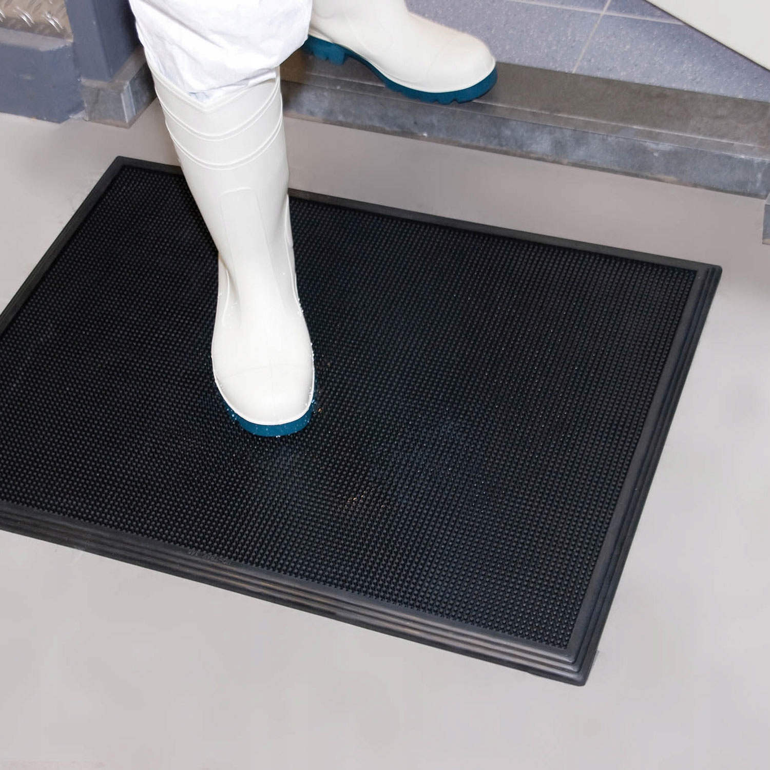 Купить коврики от производителя. Коврик резиновый для обуви Cleanwill DRS 623 Boot Tray mat 400х800 мм. Индустриальное напольное покрытие sani-Trax 61 81см. Коврик дезинфекционный 1x80. Коврик дезинфекционный 1х1.5 м.