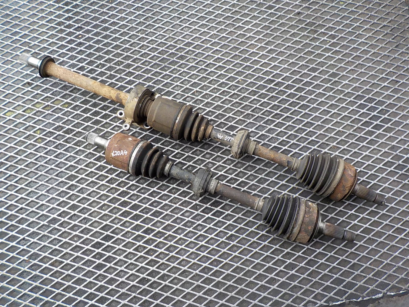 HONDA CR-V II 2.0 B semi-axis left short. KOD of the engine K20A4