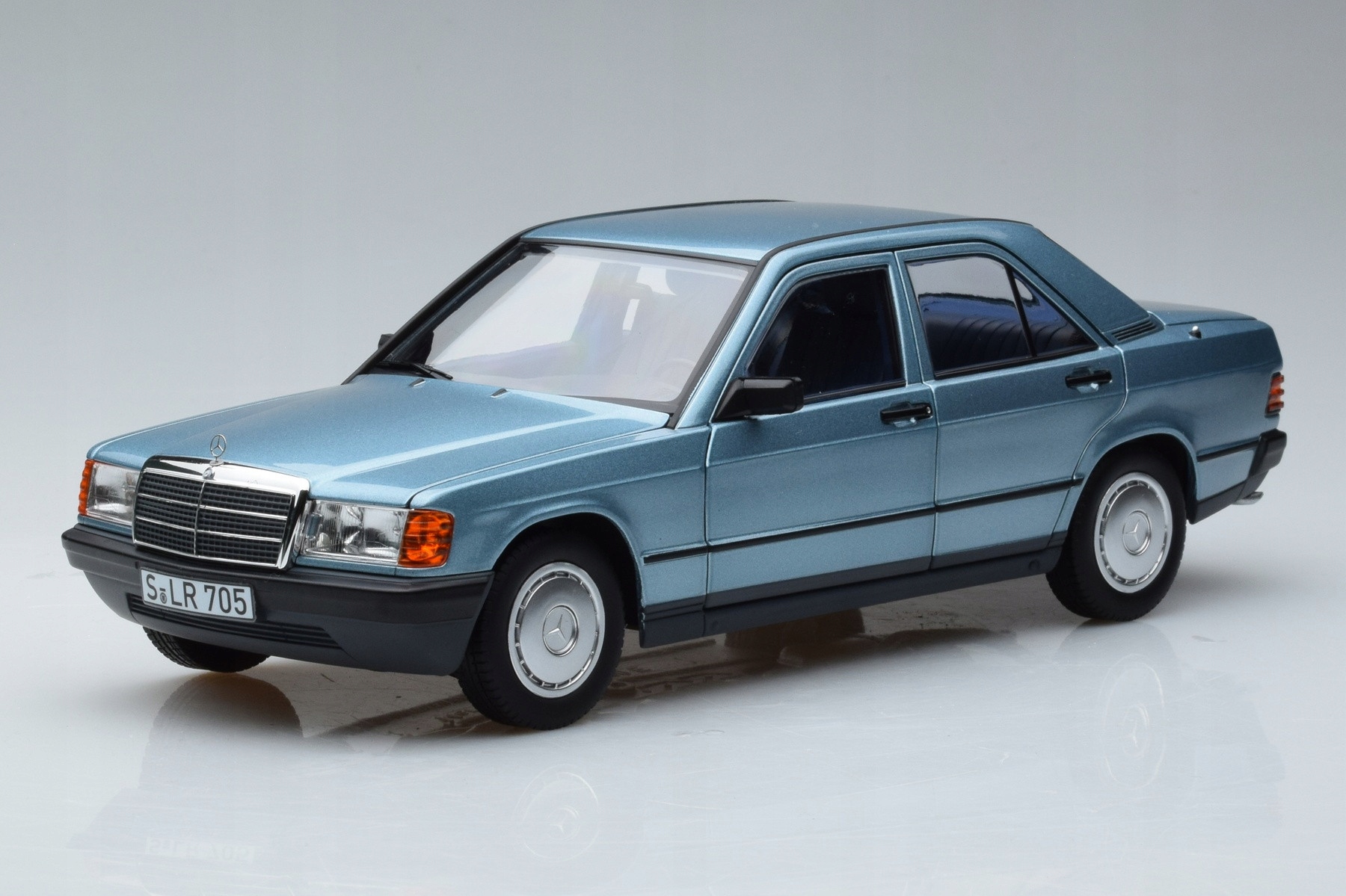 Mercedes 190E W201 Světle modrá Norev 1/18