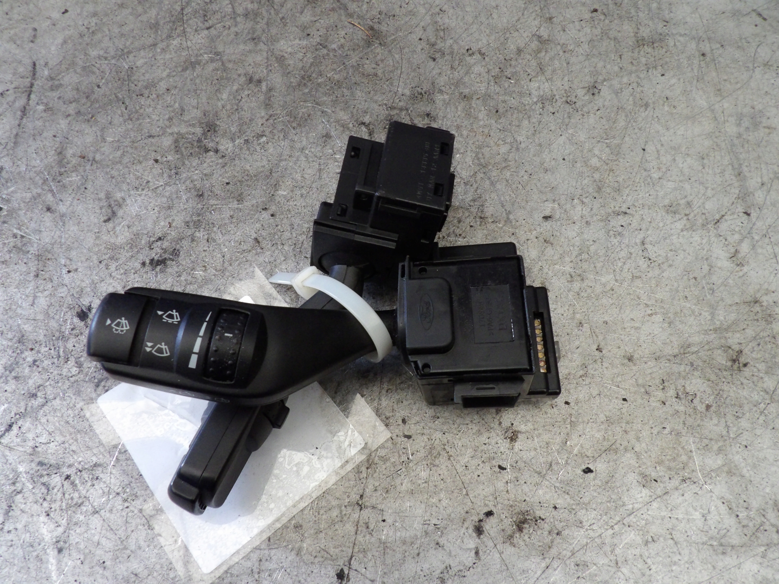 Ford Focus MK2 DEVIO LUCI TERGICRISTALLO TERGI 17D940 DX1AA