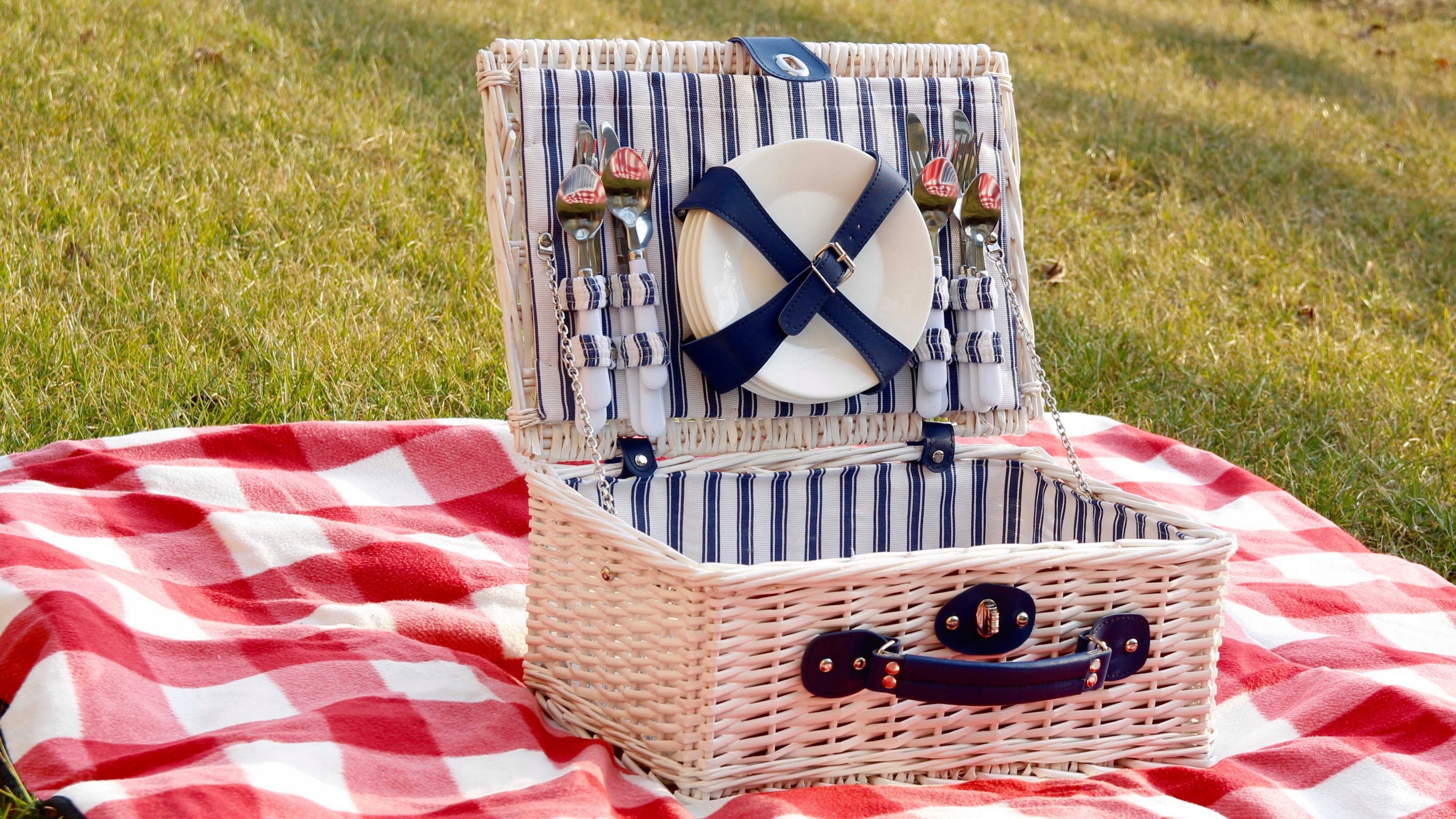 KOSZ PIKNIKOWY WIKLINOWY KOSZYK DLA 4 OSÓB ZESTAW Marka MPLCo