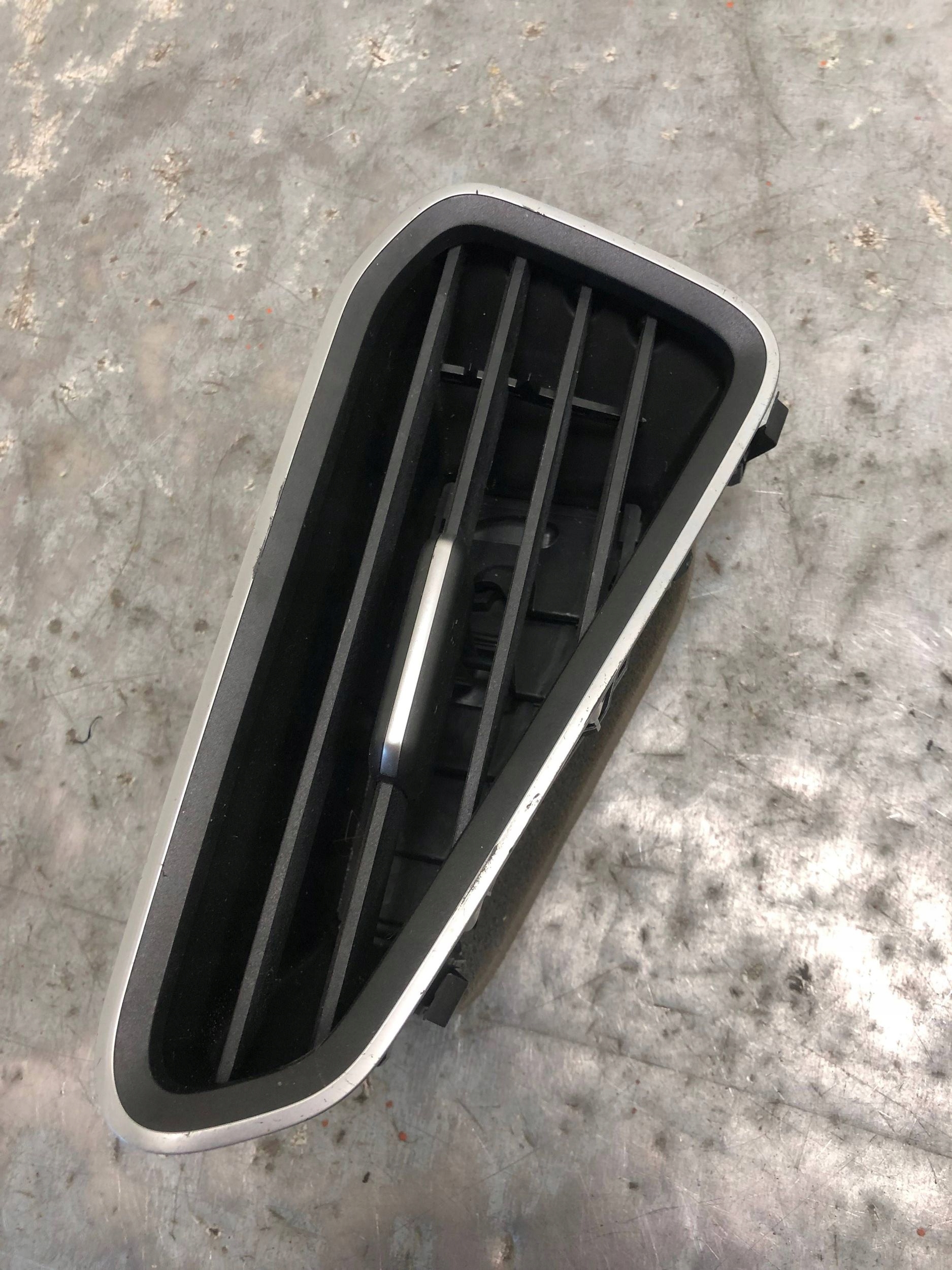 grid air conditioning devices left front VW ID3 ID.3 10A819703