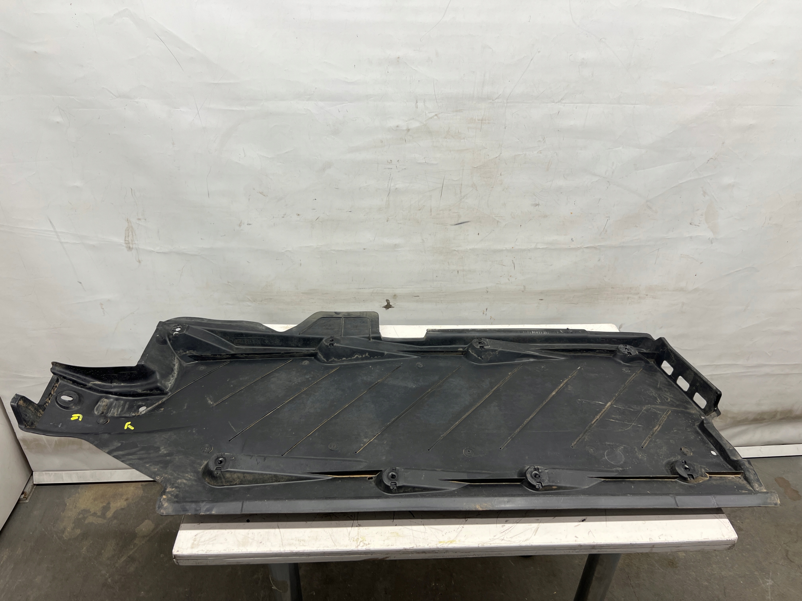Audi A1 8X SPORTBACK cover chassis left 6R0825201B