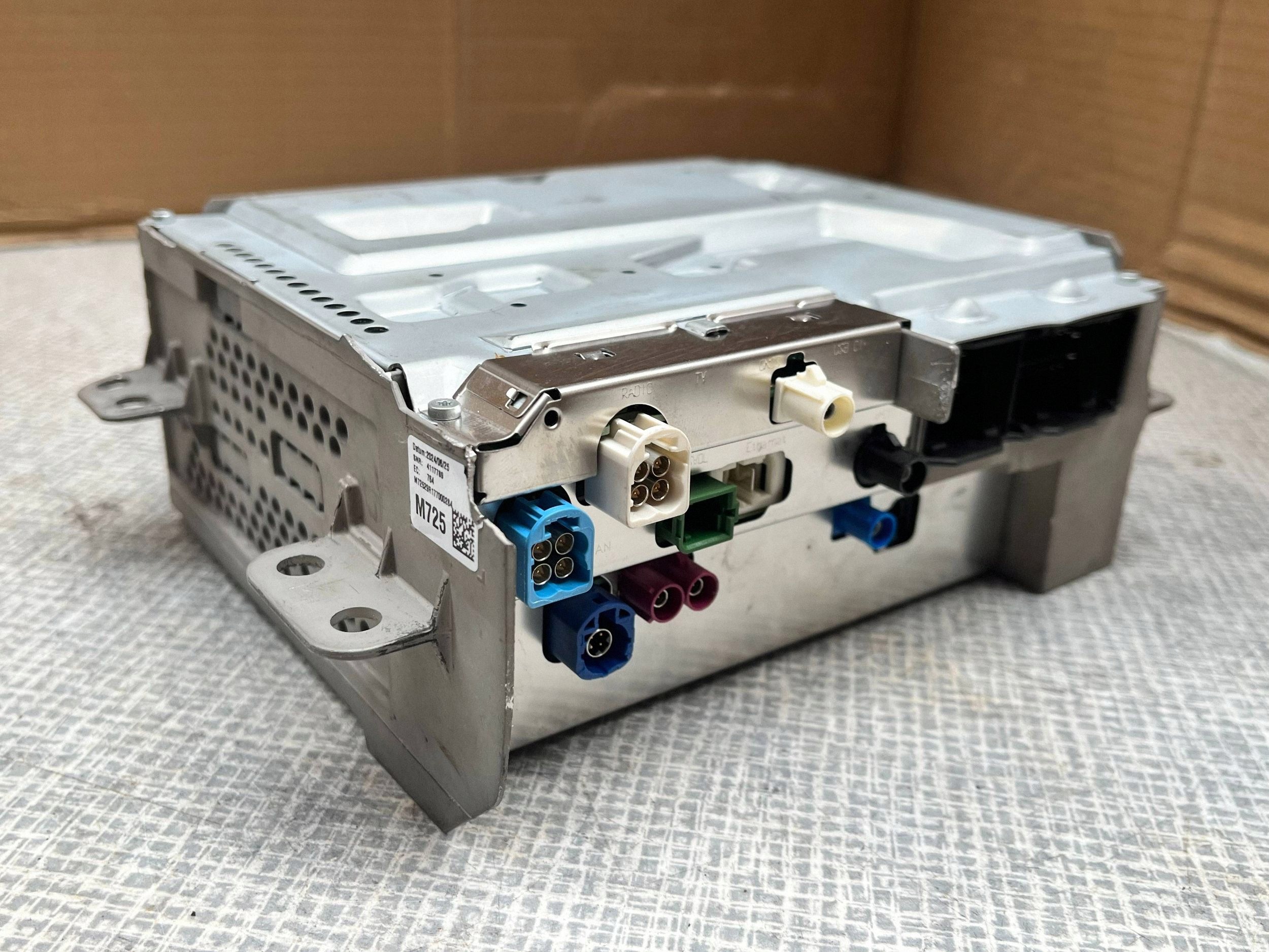 MERCEDES HEADUNIT RADIO NAVI + code 1679008634 A1679008634 @M