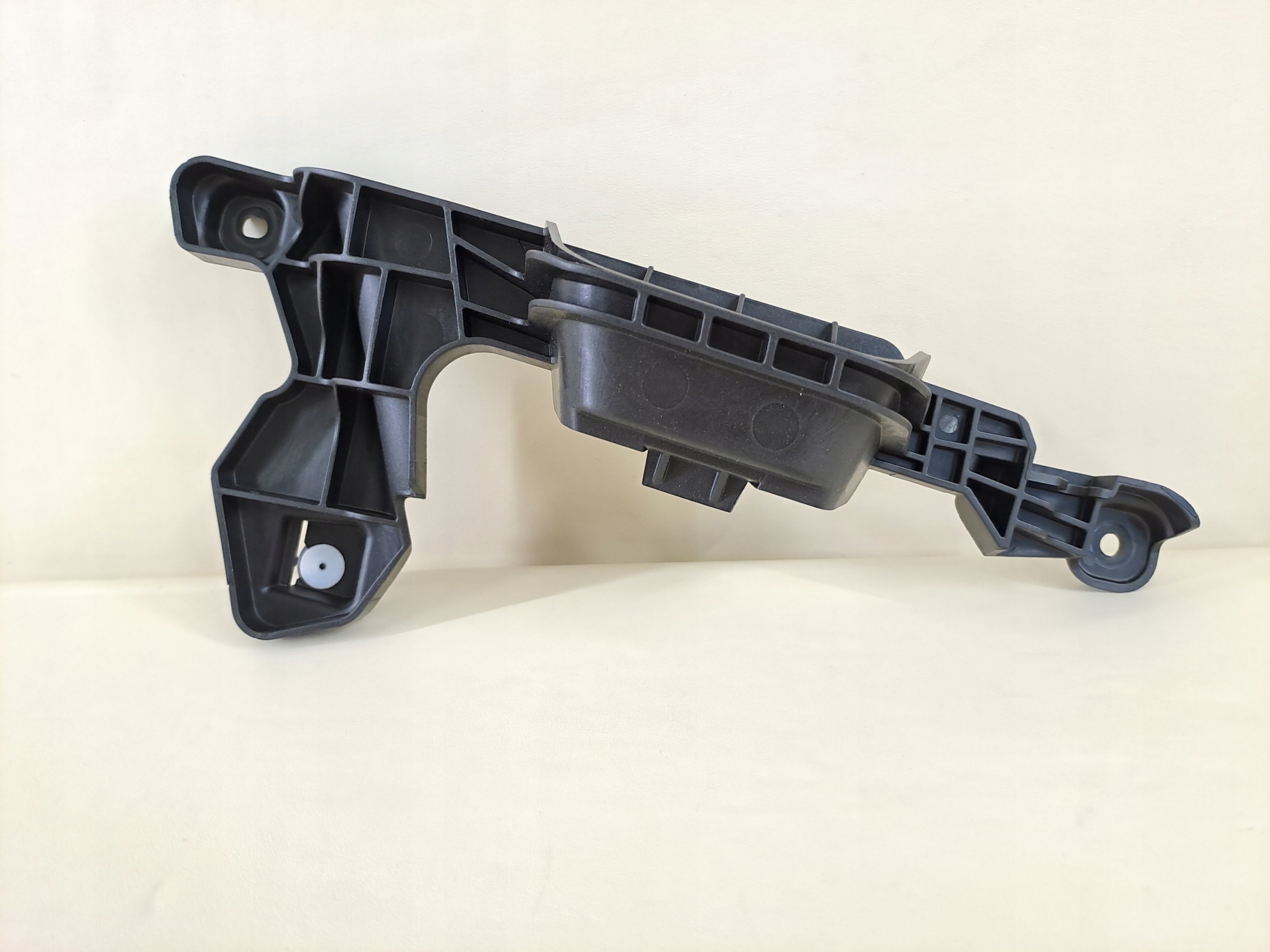 CORSA F 21r WSPORNIK KLAMKI WEWNĘTRZNEJ LEWY TYŁ