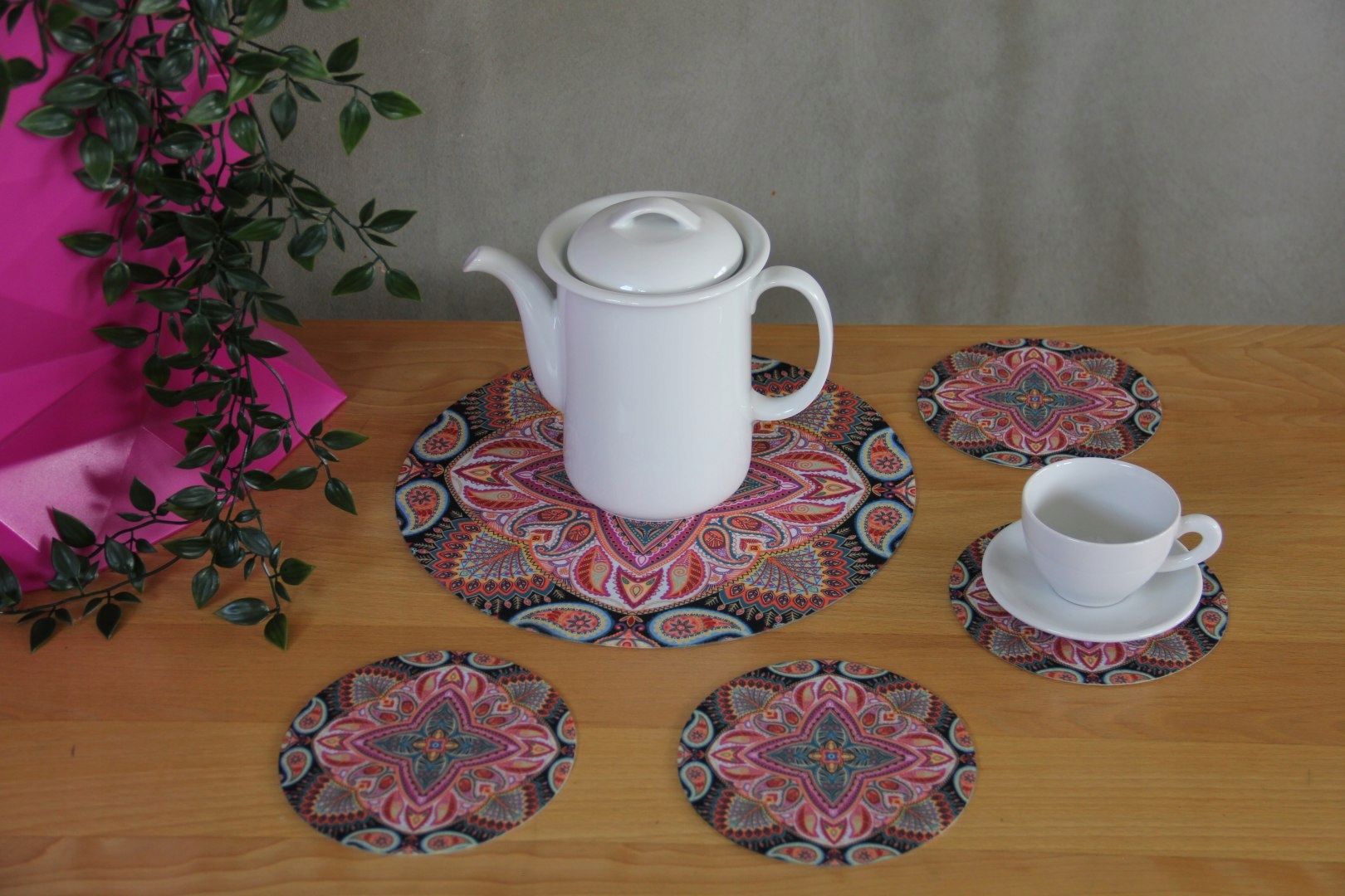 ZESTAW PODKŁADEK NA STÓŁ OKRĄGŁYCH 1+4 - POLKA Marka Bertoni