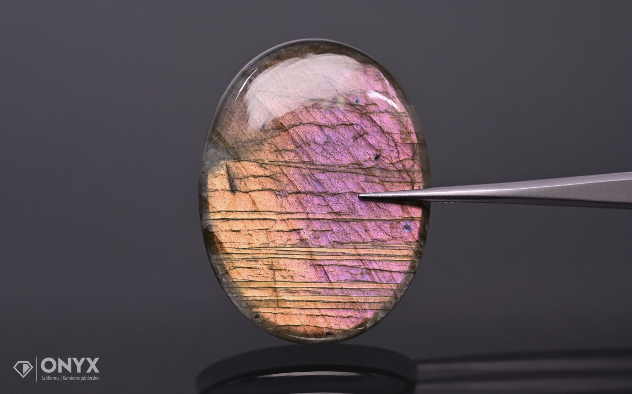 Labradorit konvexní mělký ovál 43x32,5 mm