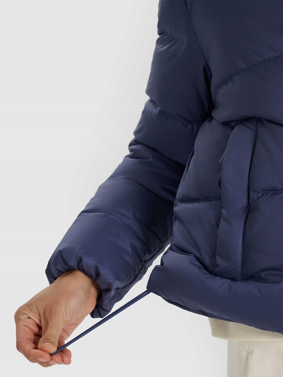 4F dámská zimní péřová bunda s kapucí 4FWAW25TDJAF594 tmavě modrá