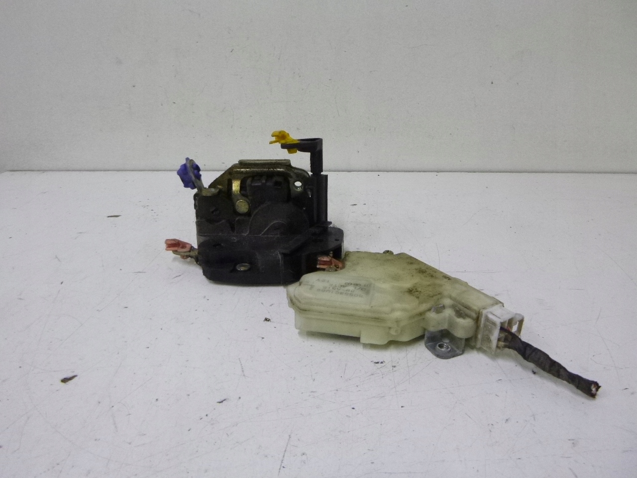 lock door front left Nissan Almera Tino 02r.