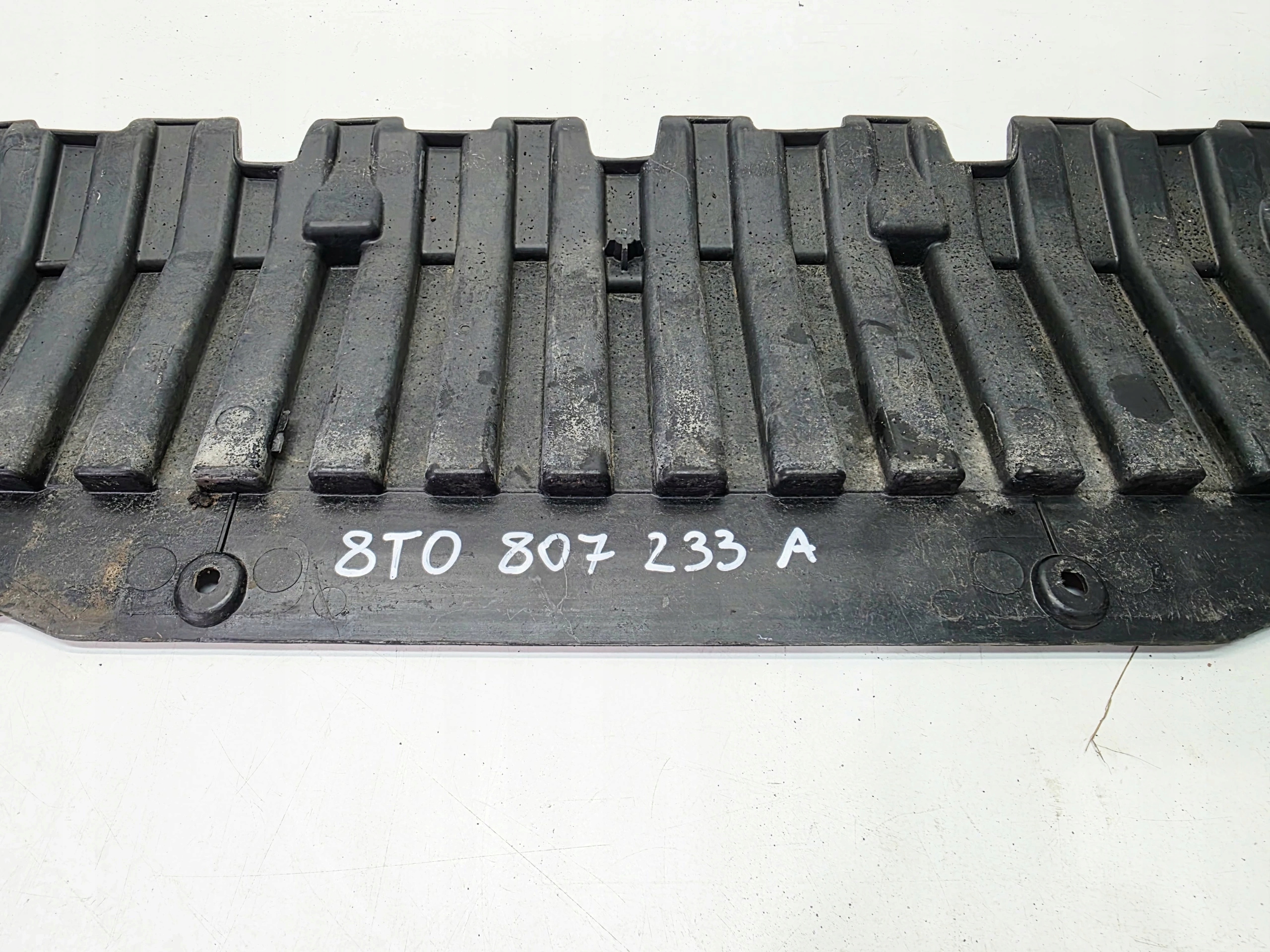 Blende Abdeckung abdeckung untere der Stoßstange AUDI A5 8T 8T0807233A