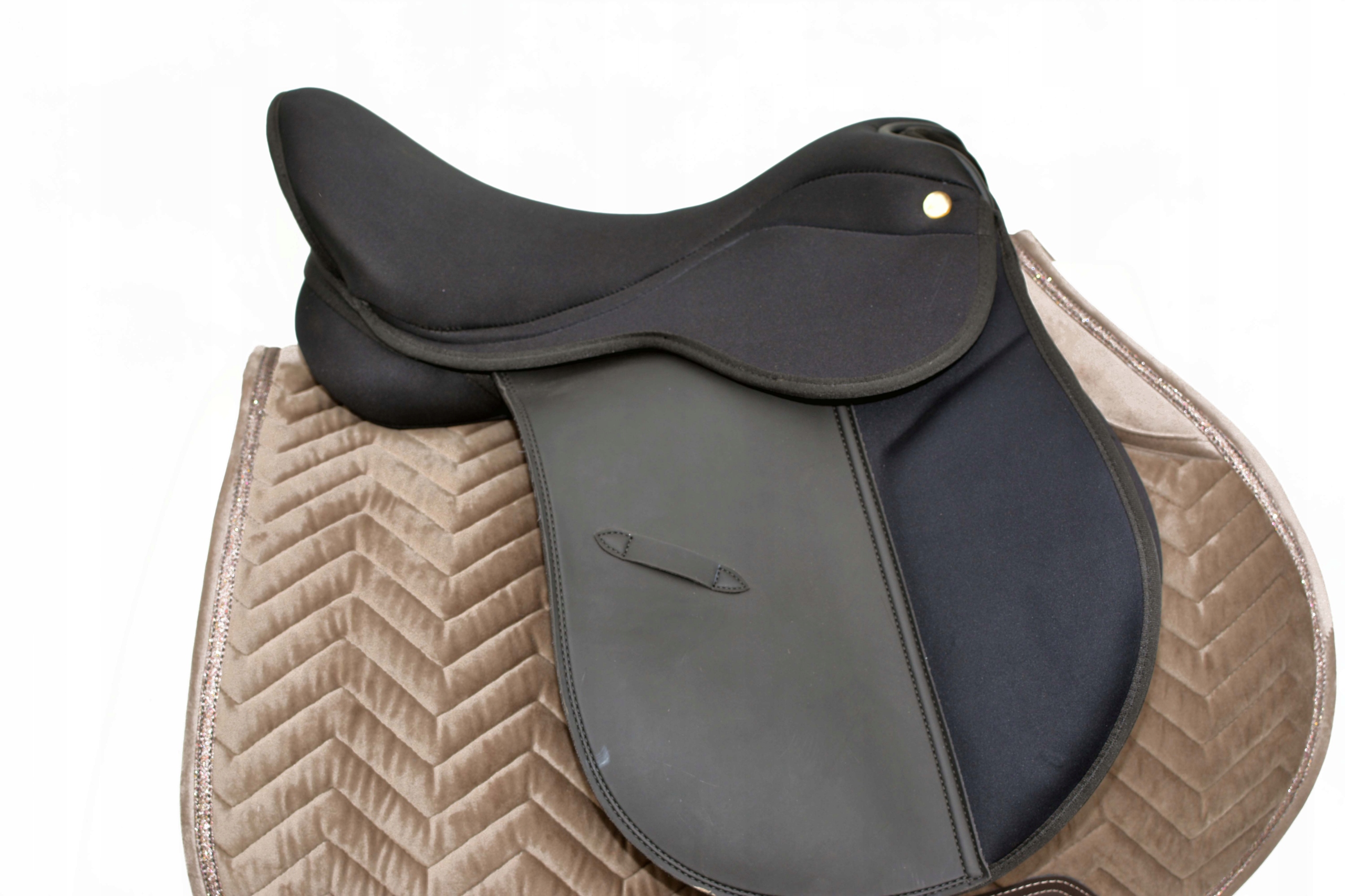 SIODŁO WSZECHSTRONNE Z WYMIENNYM ŁĘKIEM 17,5C Kolor dominujący czarny