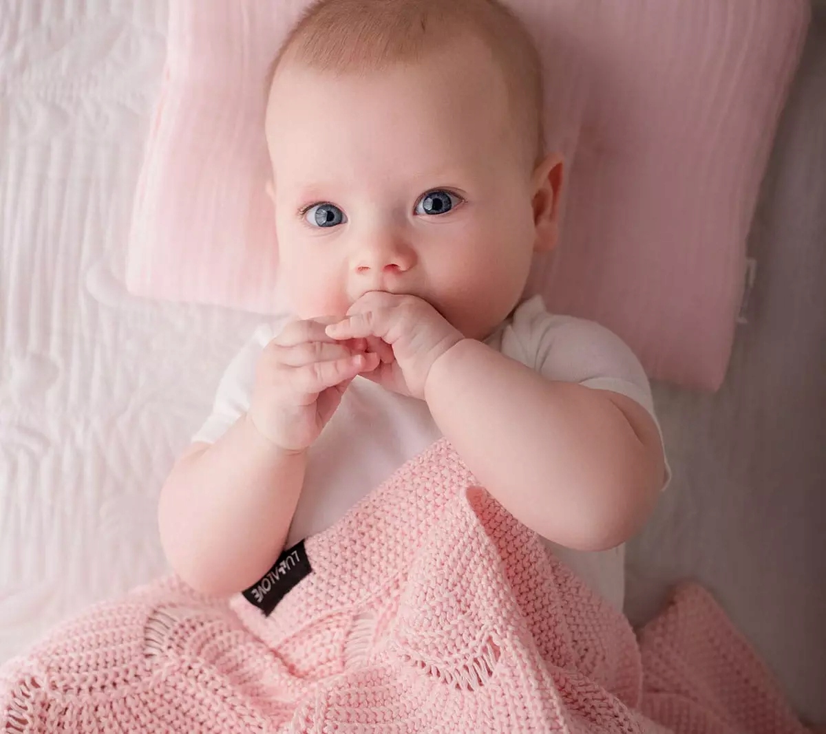 LULLALOVE bambusowy kocyk ażurowy muszelka Różowy Marka Lullalove