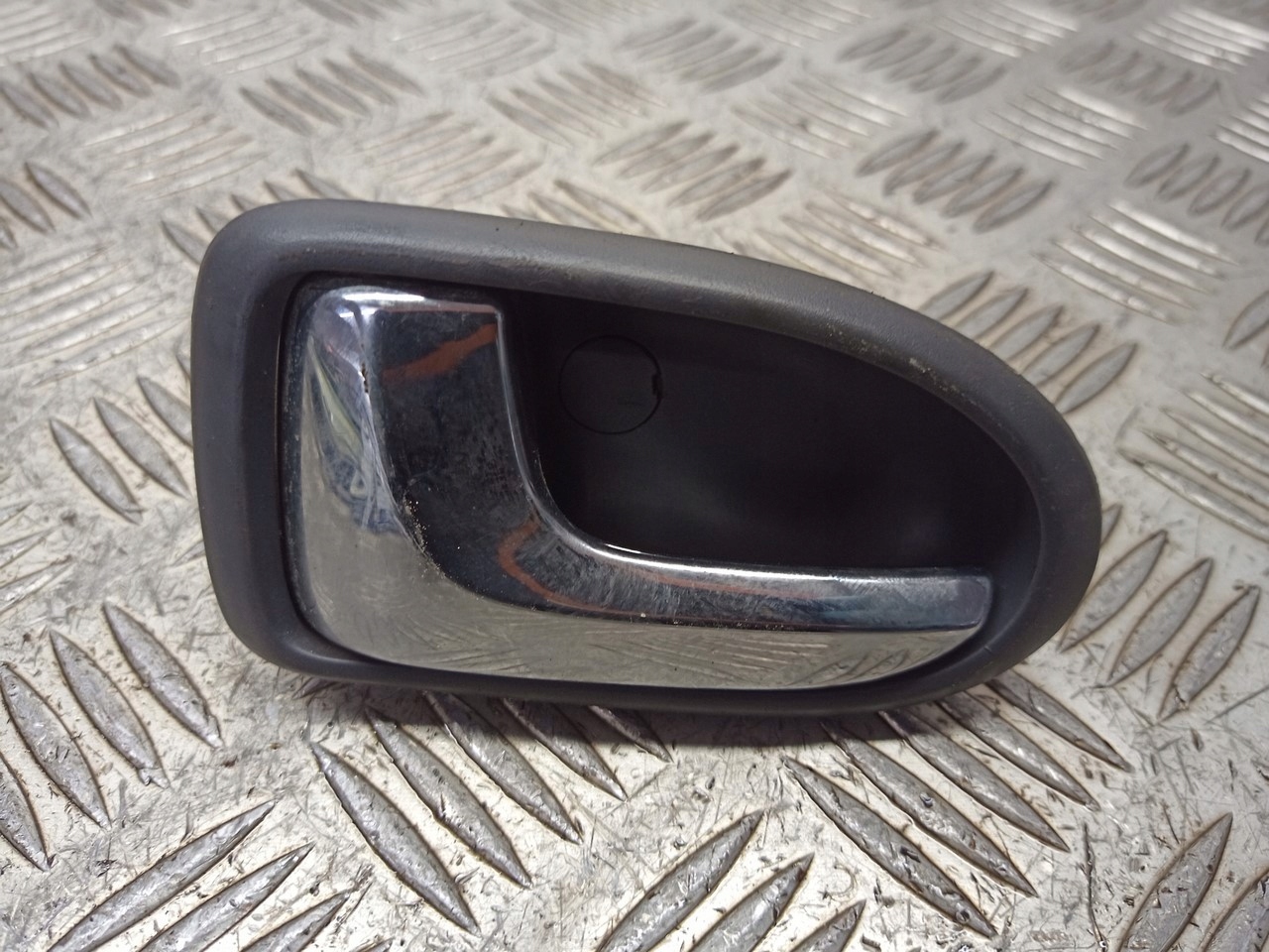 ручка двери левая внутренняя mazda PREMACY 1.9 16V