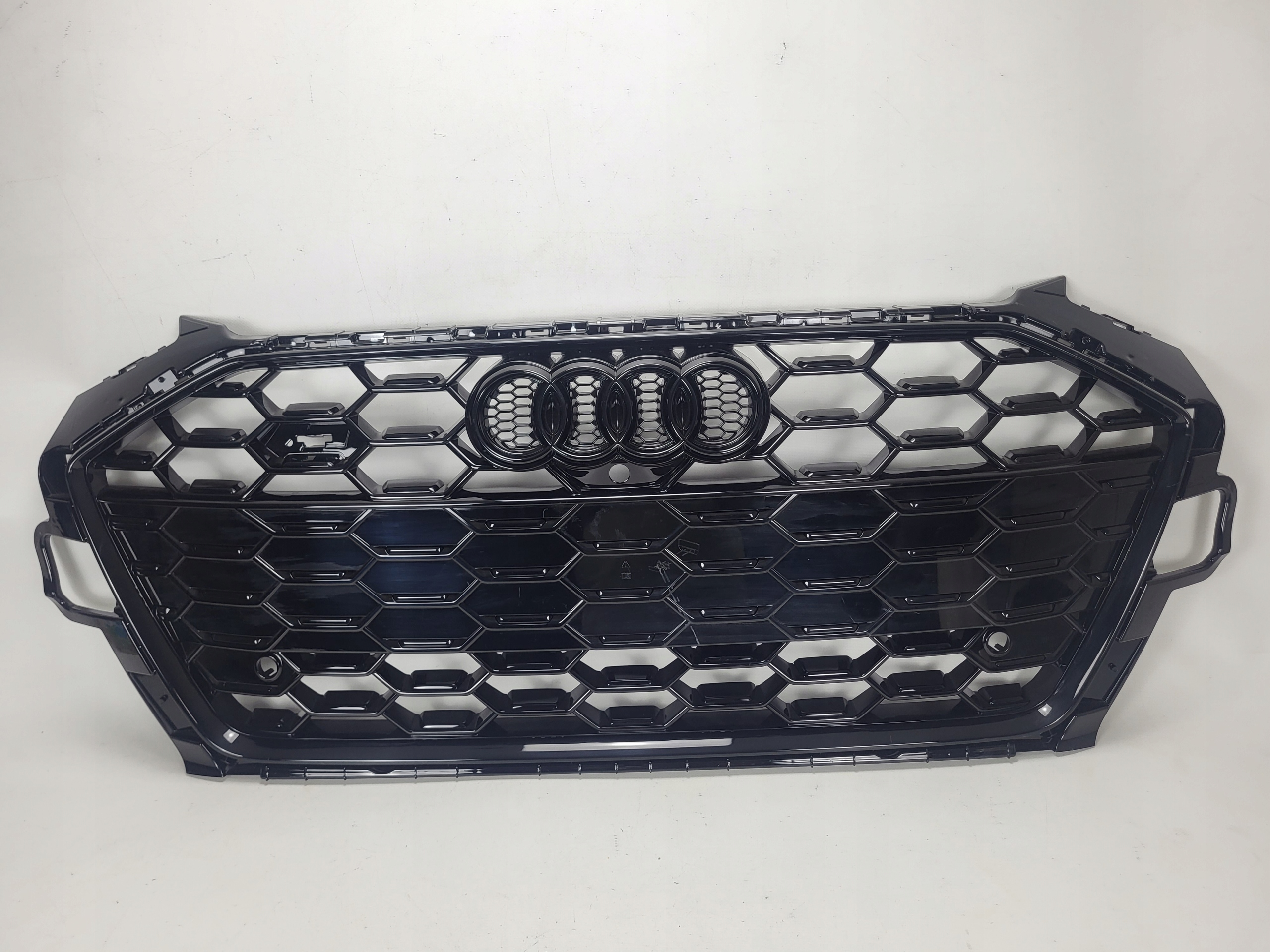 AUDI S4 A4 B9 LIFT grill atrapa silnika emblemat