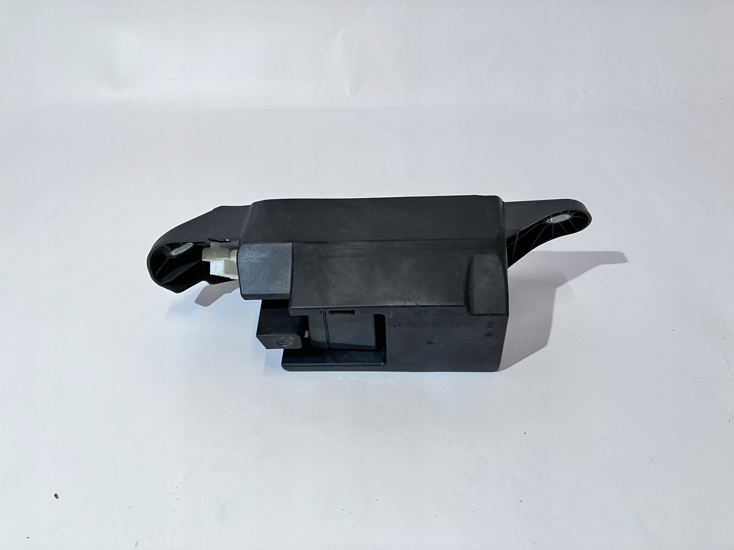 A2465409611 - Кронштейн аккумулятора MERCEDES GLA X156 W156