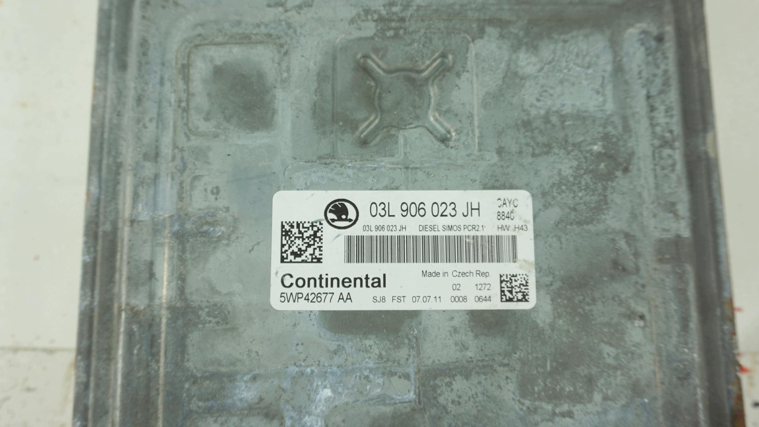 computer control unit of the engine SKODA SUPERB 2 II 1.6 TDI 03L906023JH 5WP42677AA