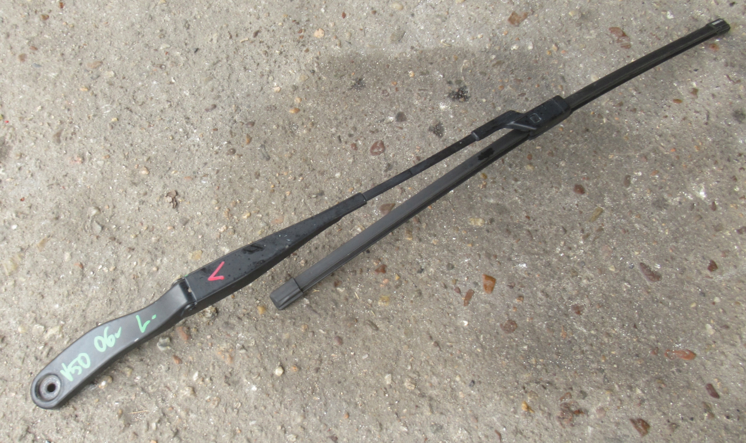 VOLVO V50 2.4 D 06R wiper arm left front 30699997
