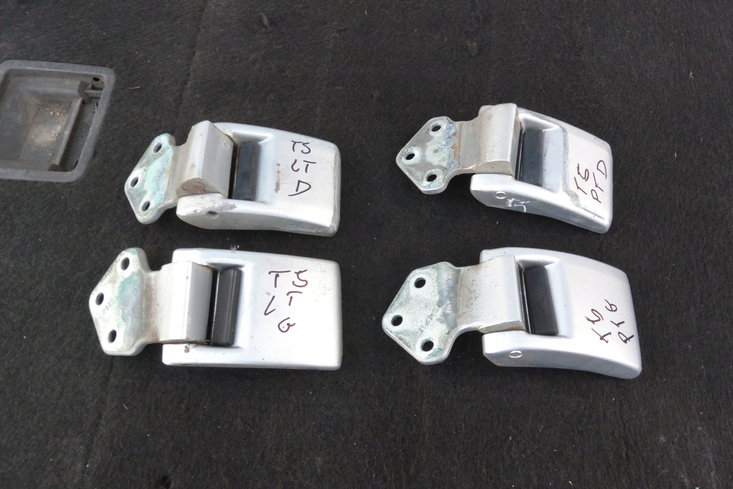 7H0827151 7H0827158 - Петля двері задня права ліва KPL VW TRANSPORTER T5