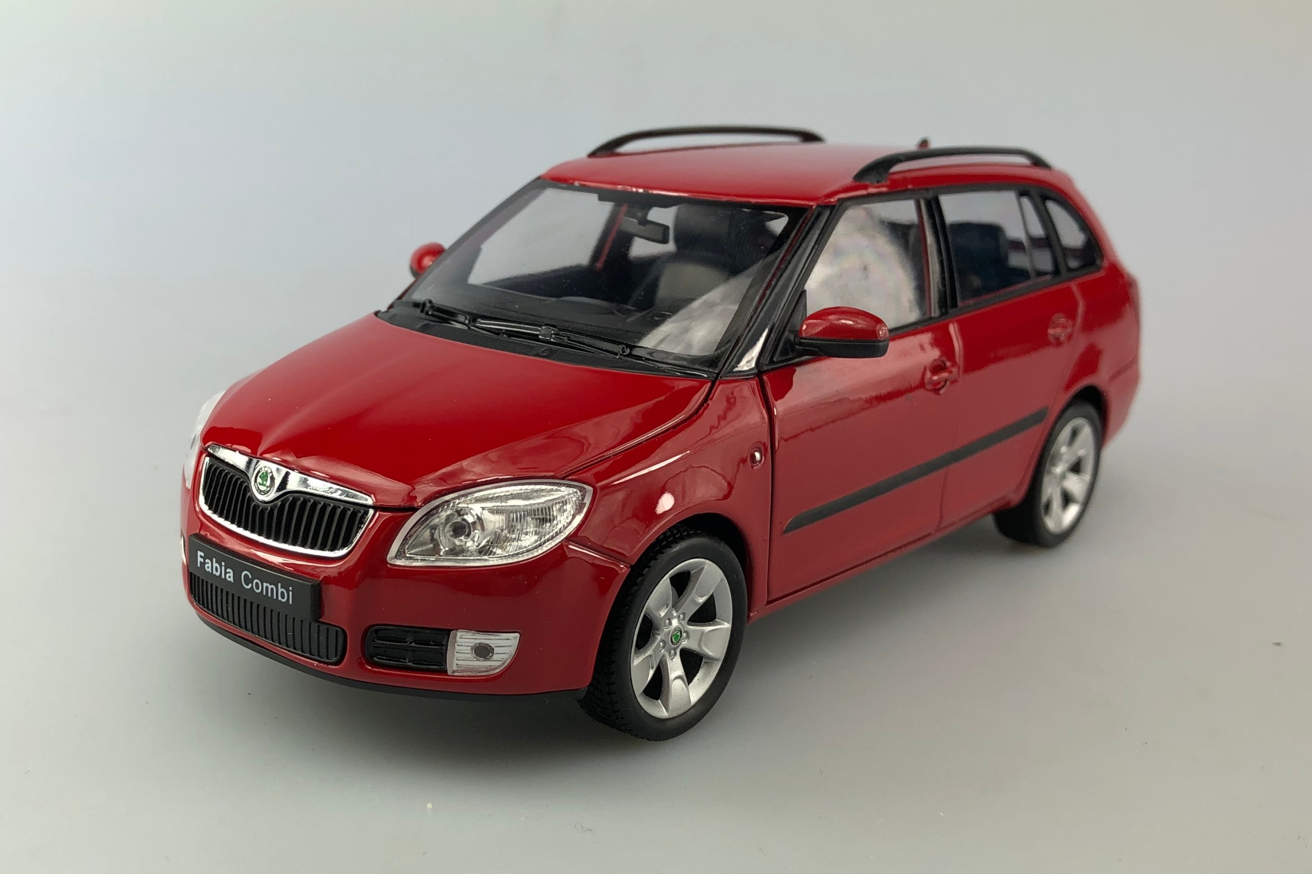 Welly 2009 Škoda Fabia II 2 Kombi Červená 1:24 Nový Kovový Model 22519