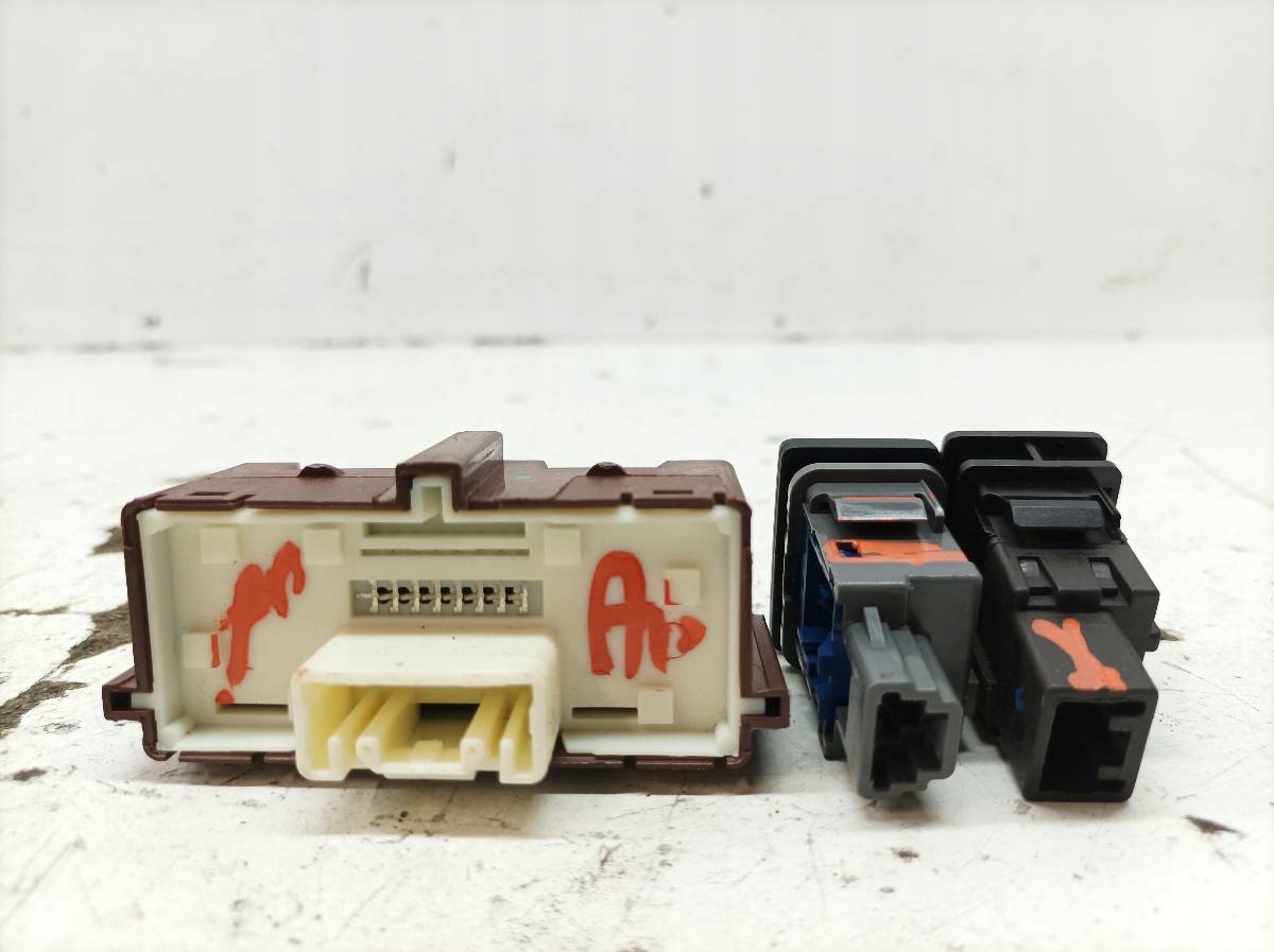 switch 84970-02130 84152-02080 15B424 Toyota Corolla XI (2013- )