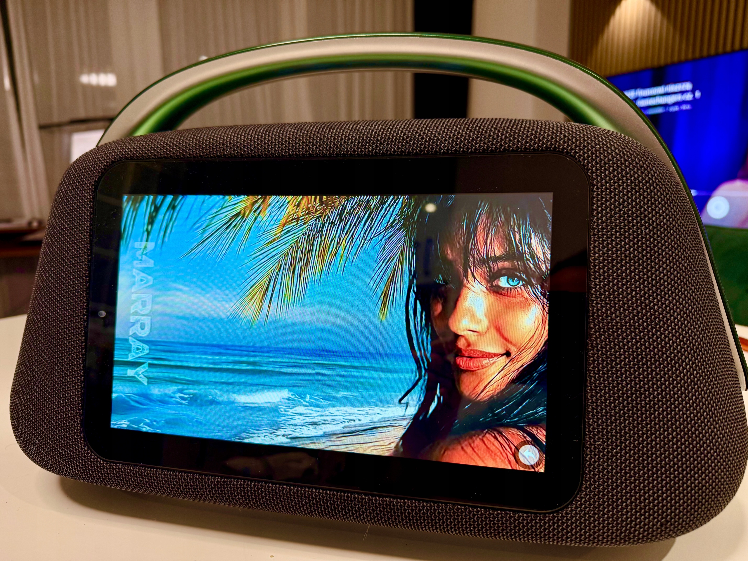 Neoboombox - Przenośny głośnik z wyświetlaczem