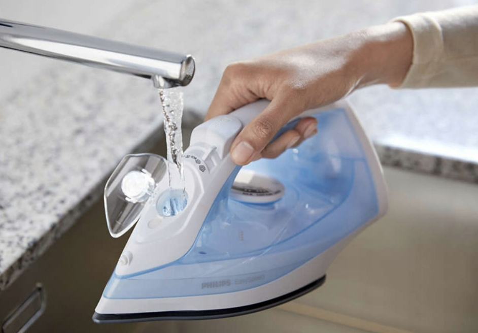 ŻELAZKO PAROWE PHILIPS ŻELAZKO DO PRASOWANIA CIUCHÓW UBRAŃ Długość przewodu sieciowego 1.9 m