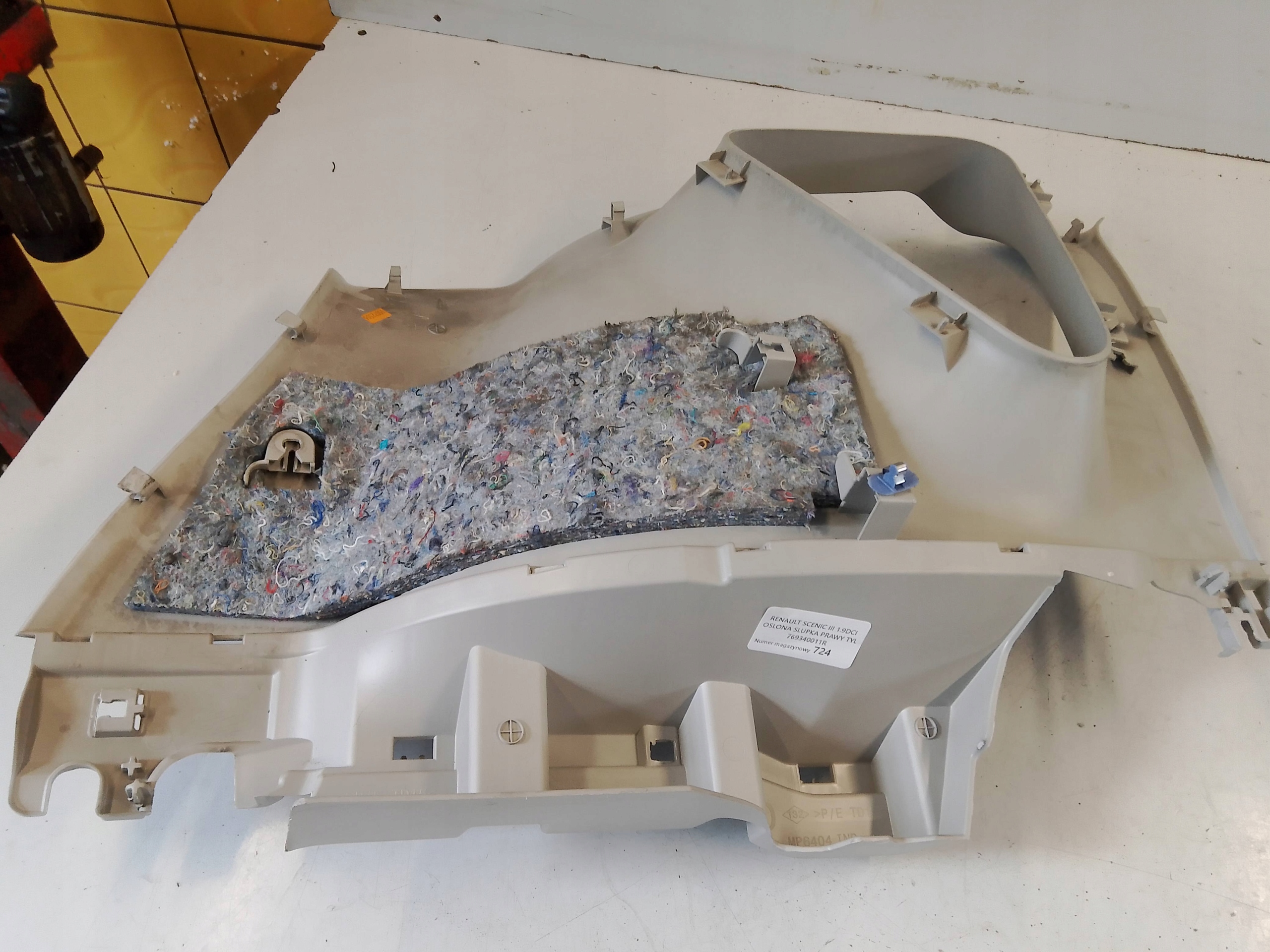 RENAULT SCENIC III POSZYCIE SŁUPKA PRAWY TYŁ 769340011R Jakość części (zgodnie z GVO) O - oryginał z logo producenta pojazdu (OE)