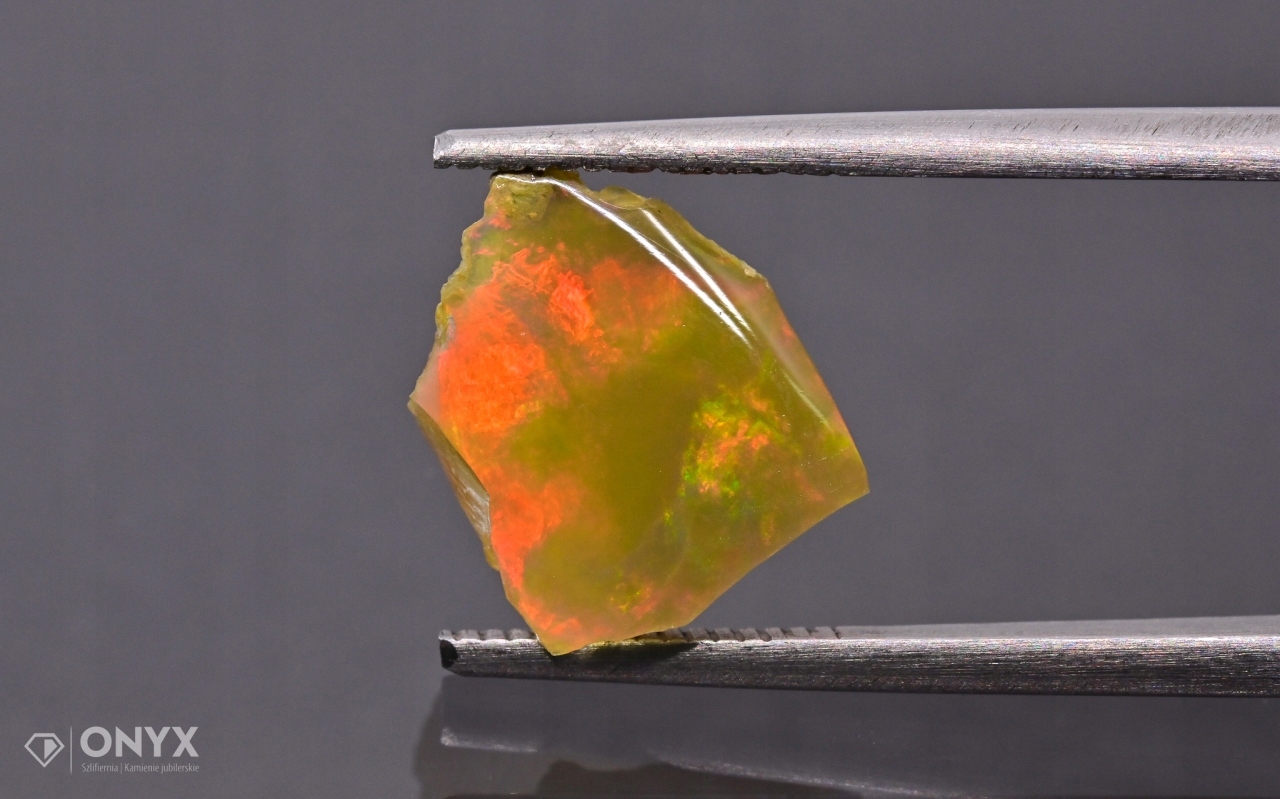 Opal z Etiopie hrudka 11x9 mm