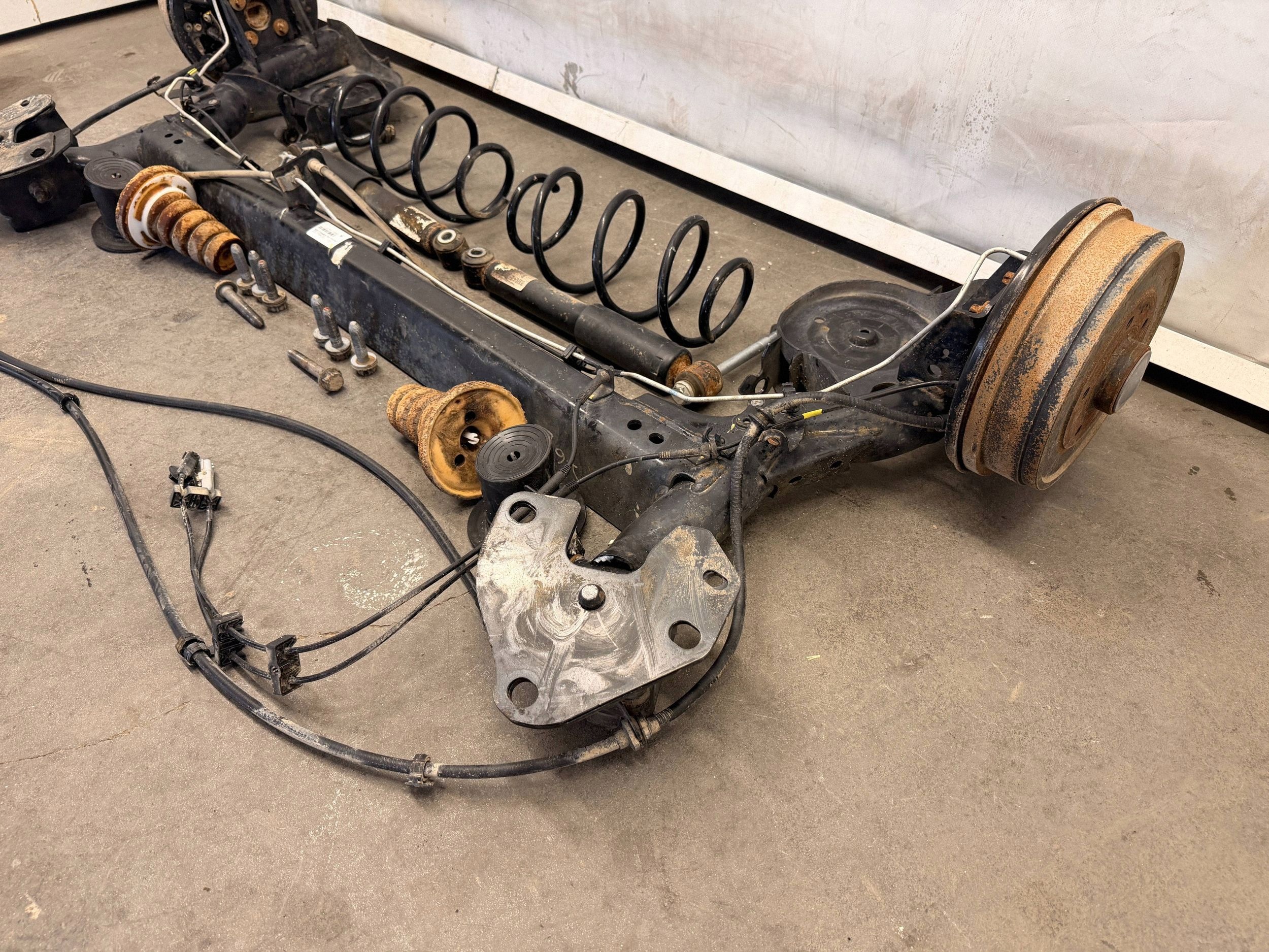 Renault Express II Achsträger heck achse hinten 555110548R