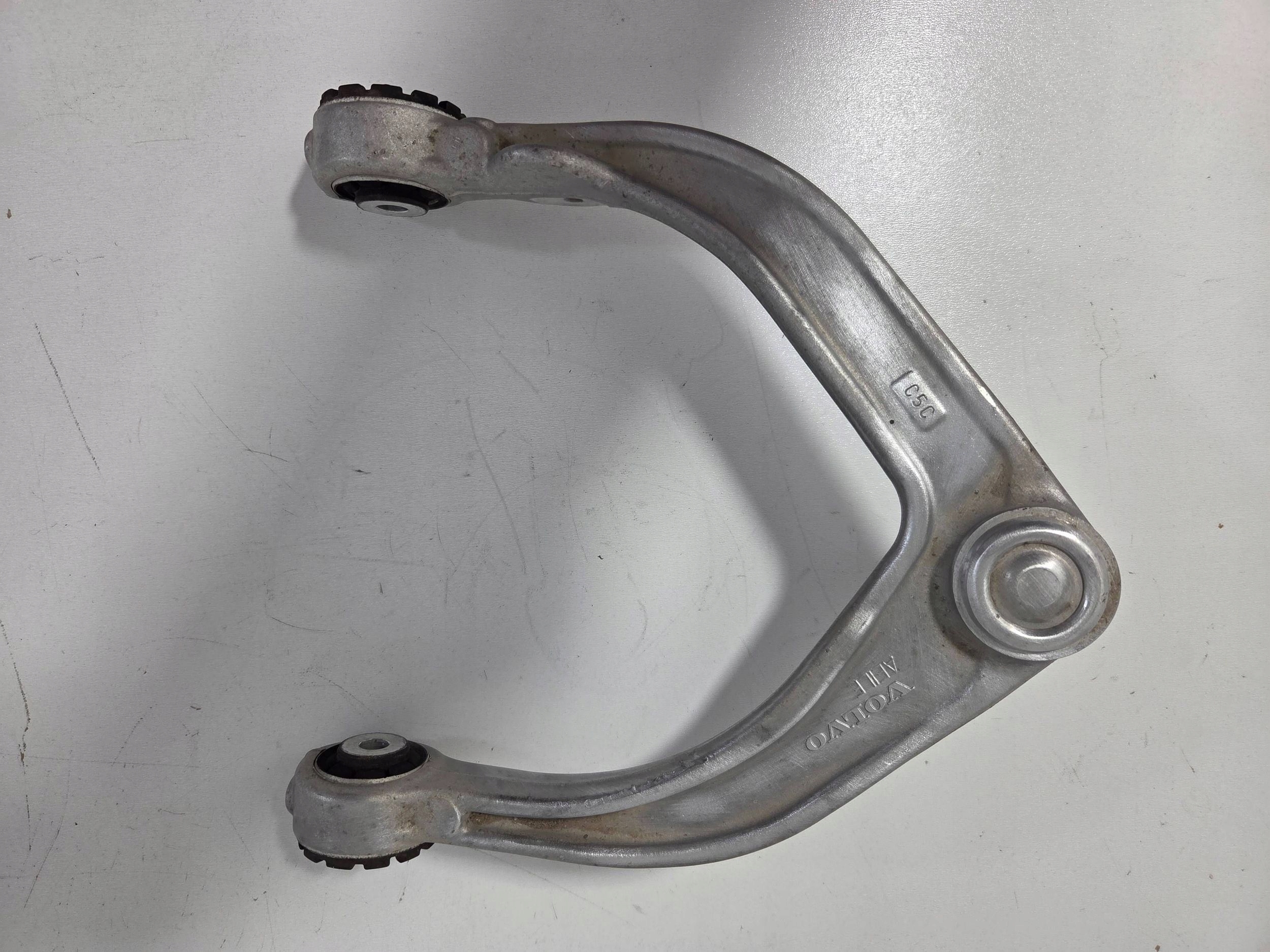 Volvo XC60 II arm upper front left 2023r K202204 (Q866)