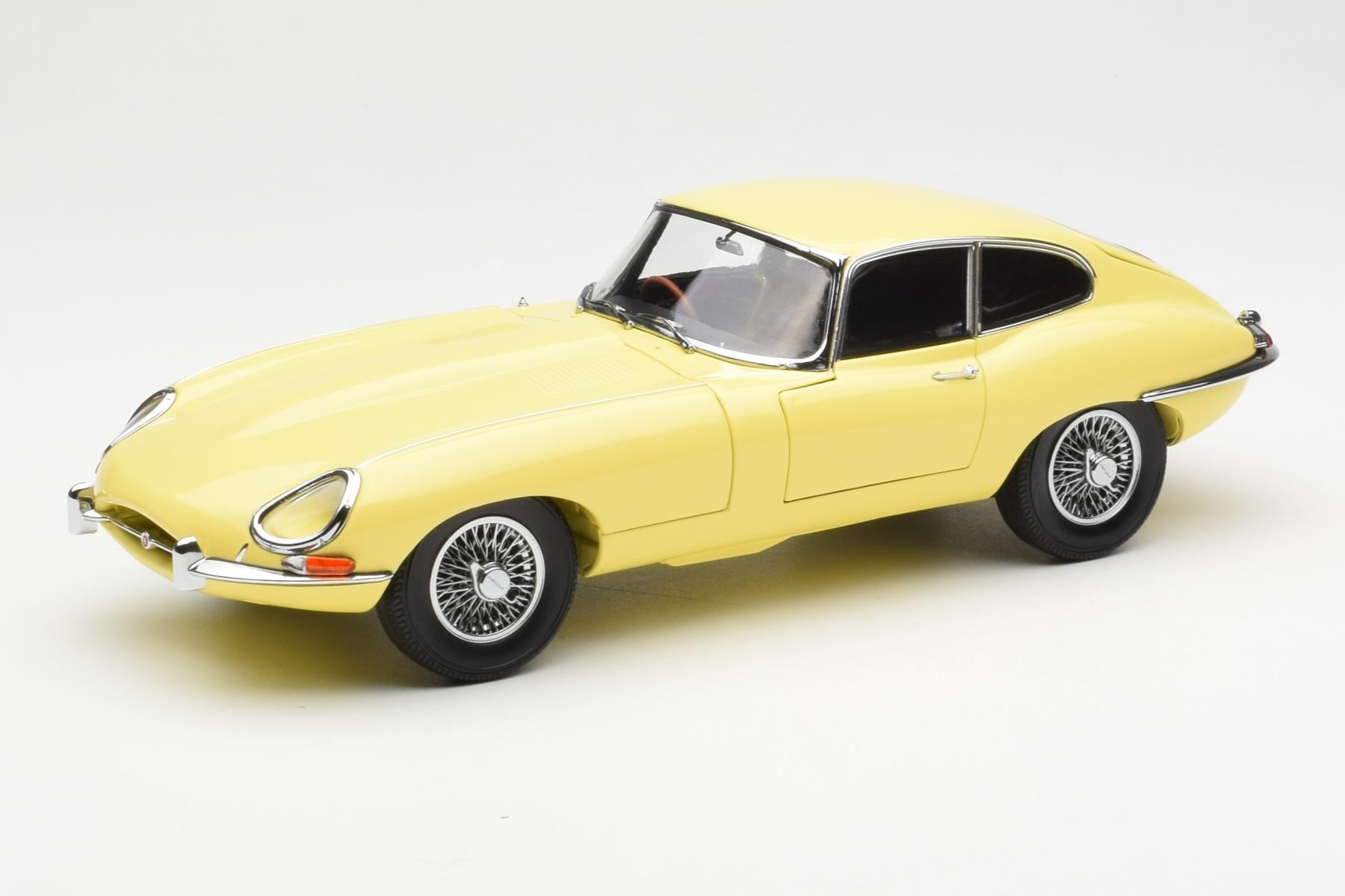 Jaguar E-Type 3,8L kupé MK1 světle žlutá Kyosho 1/18