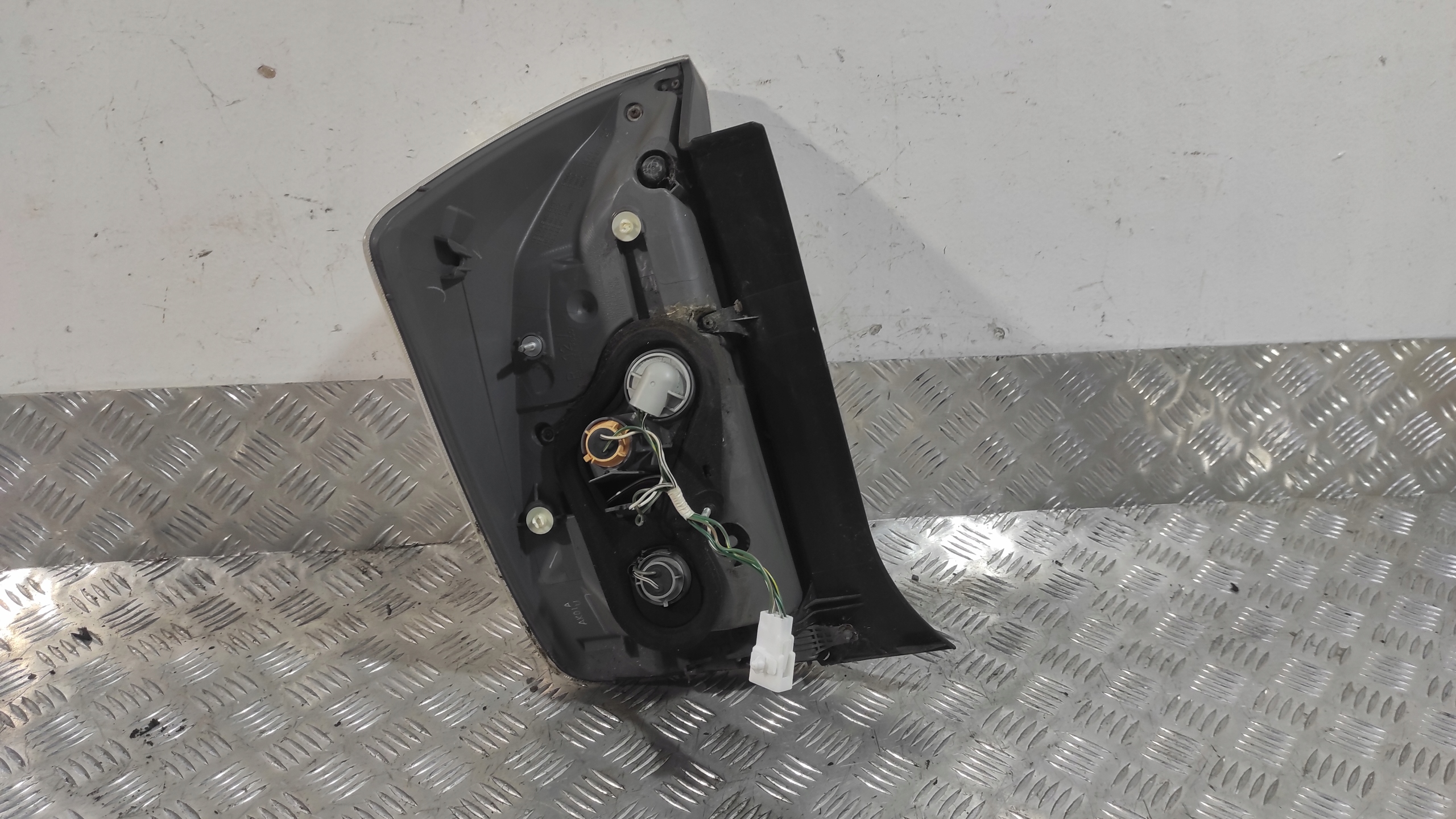 фонарь правый TOYOTA PRIUS III 09-15