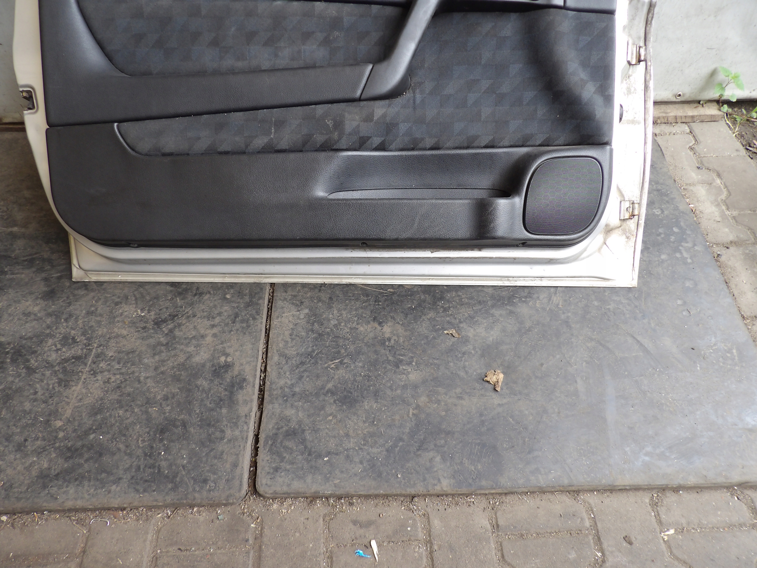 OPEL ASTRA 2 G dveře předek levé kol. Z147