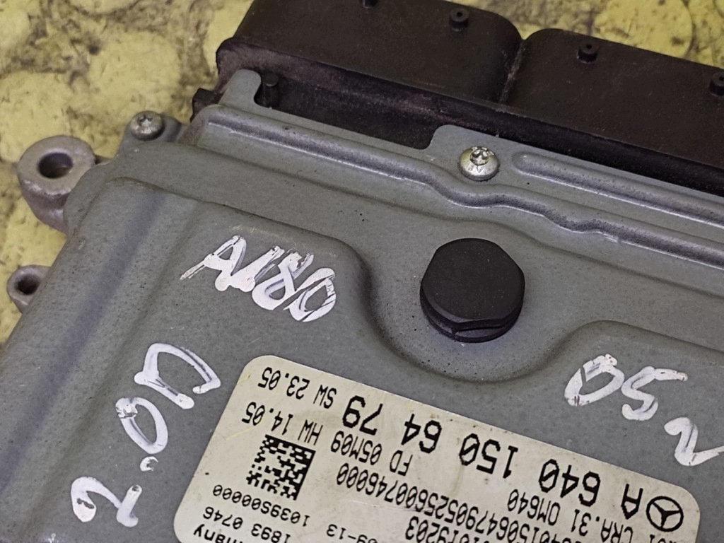 MERCEDES W169 2.0 D control unit of the engine 0281012953