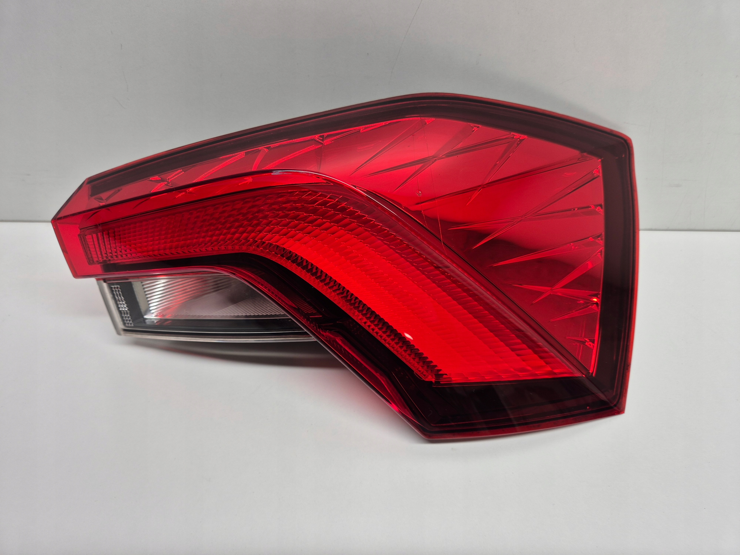 SKODA KAMIQ LAMPA TYLNA PRAWA LED MID ORYGINAŁ EUROPA 2019-