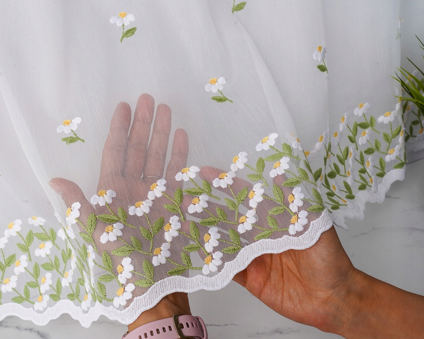 Barevná vitrážová záclona heřmánek záviděníhodný 60x400 louka květiny vyšívaná 400x60