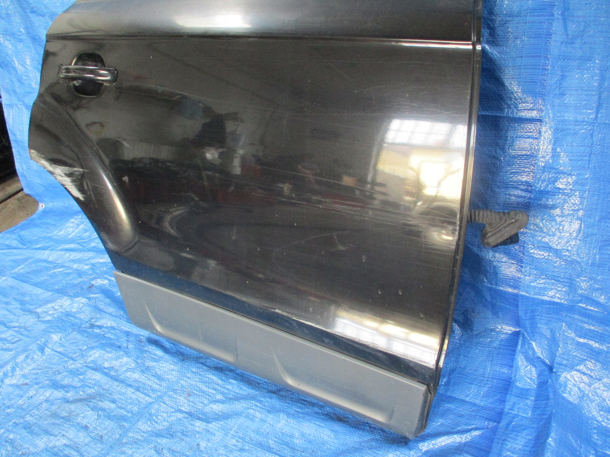 DRZWI PRAWE TYŁ TYLNE AUDI Q7 Strona zabudowy tył - prawa