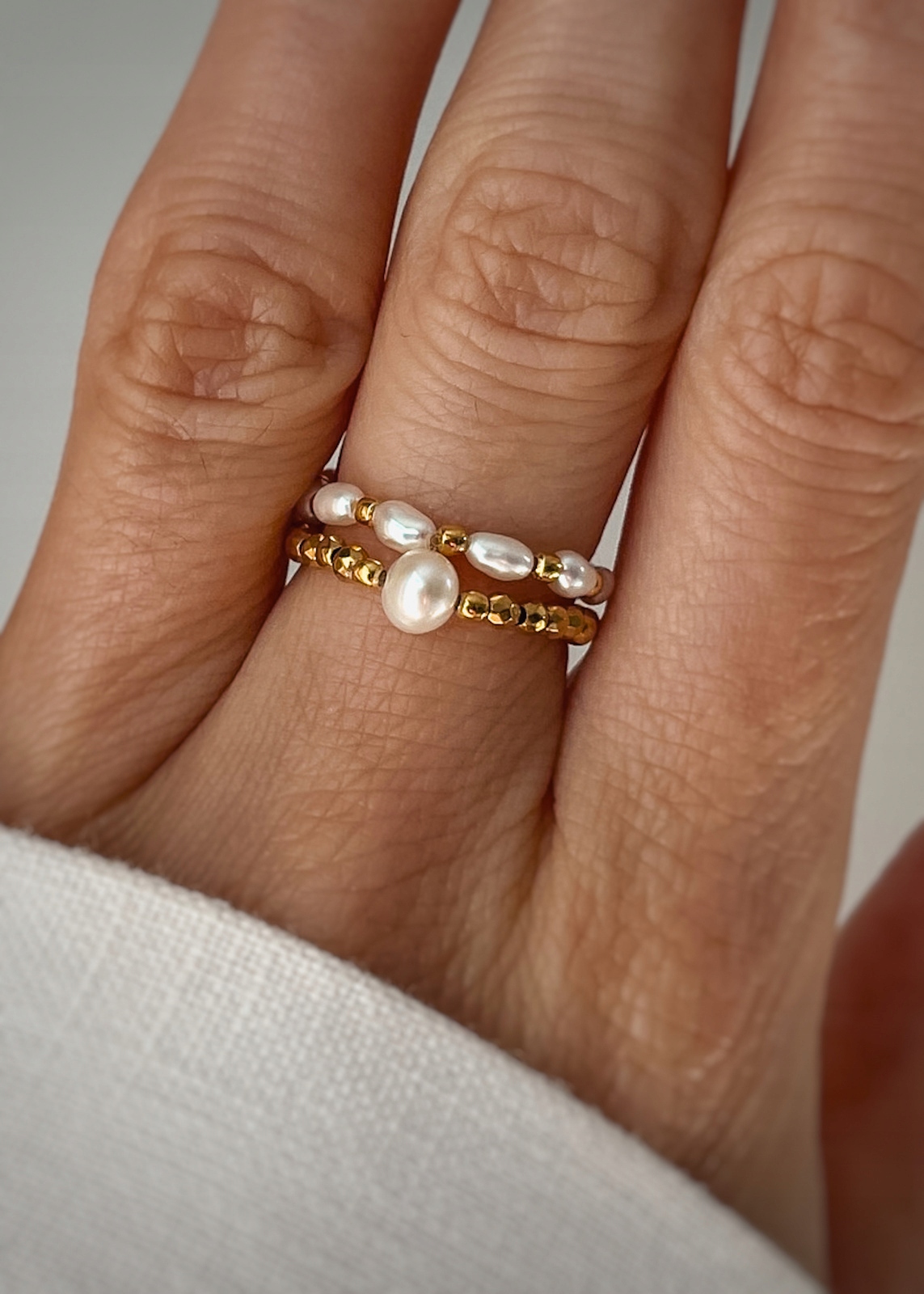 Elastický prsten hematit, perla – ochrana, štěstí, prosperita