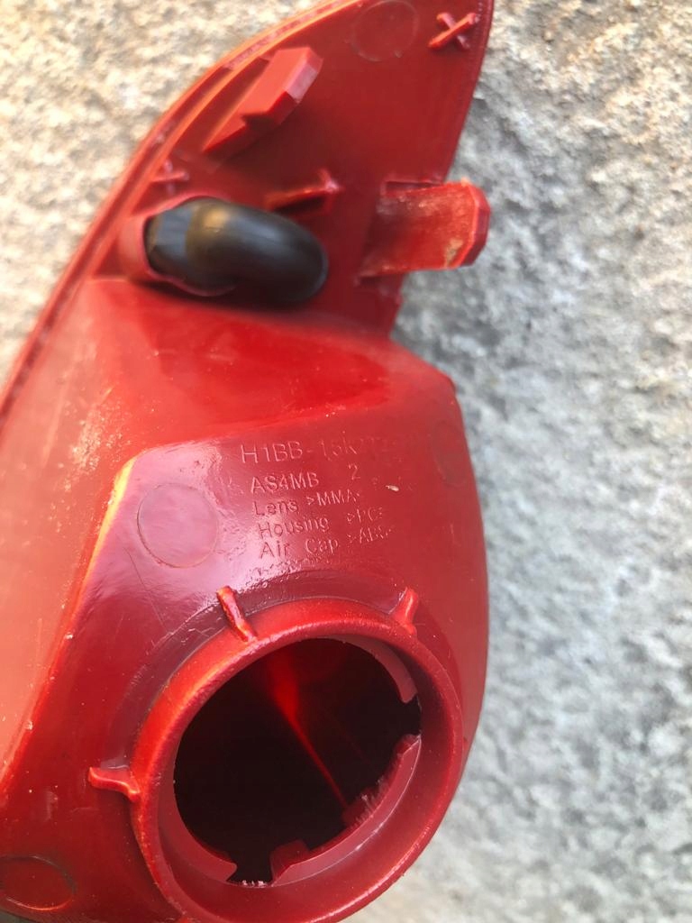 H1BB-15K272-AD - ФОНАРЬ ПРОТИВОТУМАННЫЙ ОТРАЖАТЕЛЬ ЛЕВЫЙ FORD FIESTA MK8