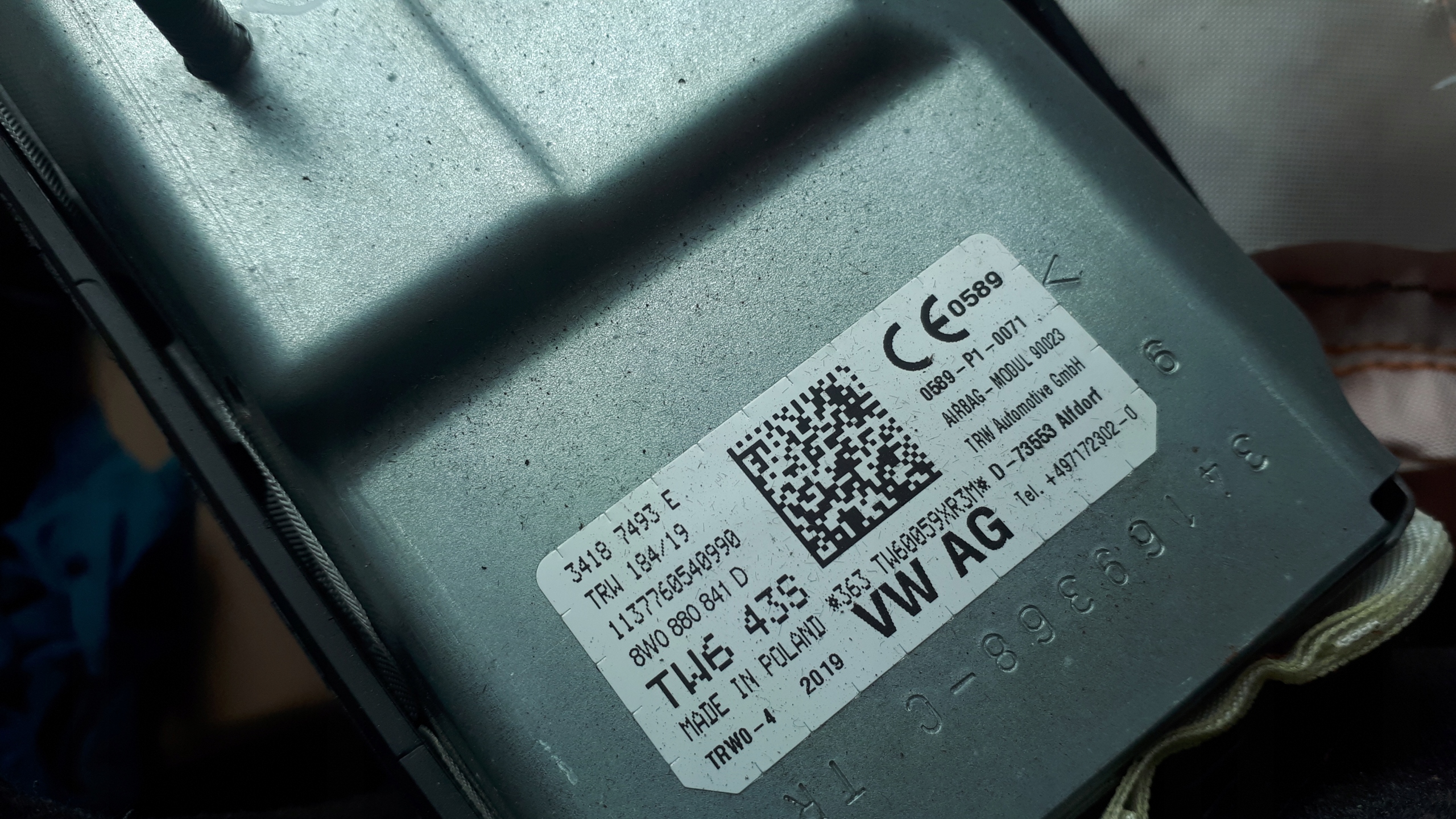 S4 B9 A4 8W подушка коленная левый 8W0880841D